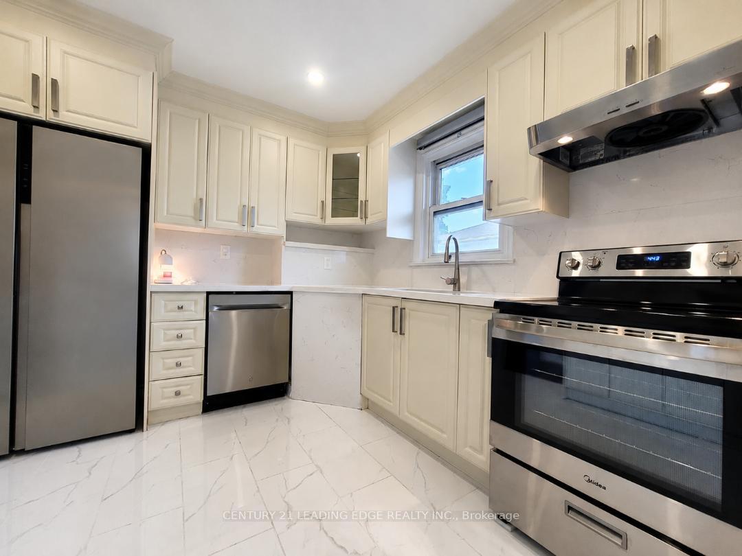 Photo 10 of 28 Eringate Drive, Etobicoke, Eringate-Centennial-West Deane — HOMEH