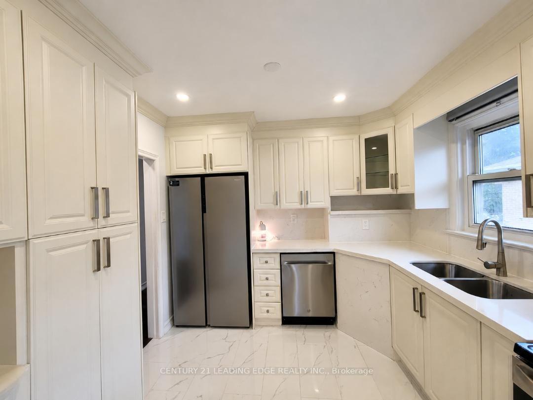 Photo 9 of 28 Eringate Drive, Etobicoke, Eringate-Centennial-West Deane — HOMEH