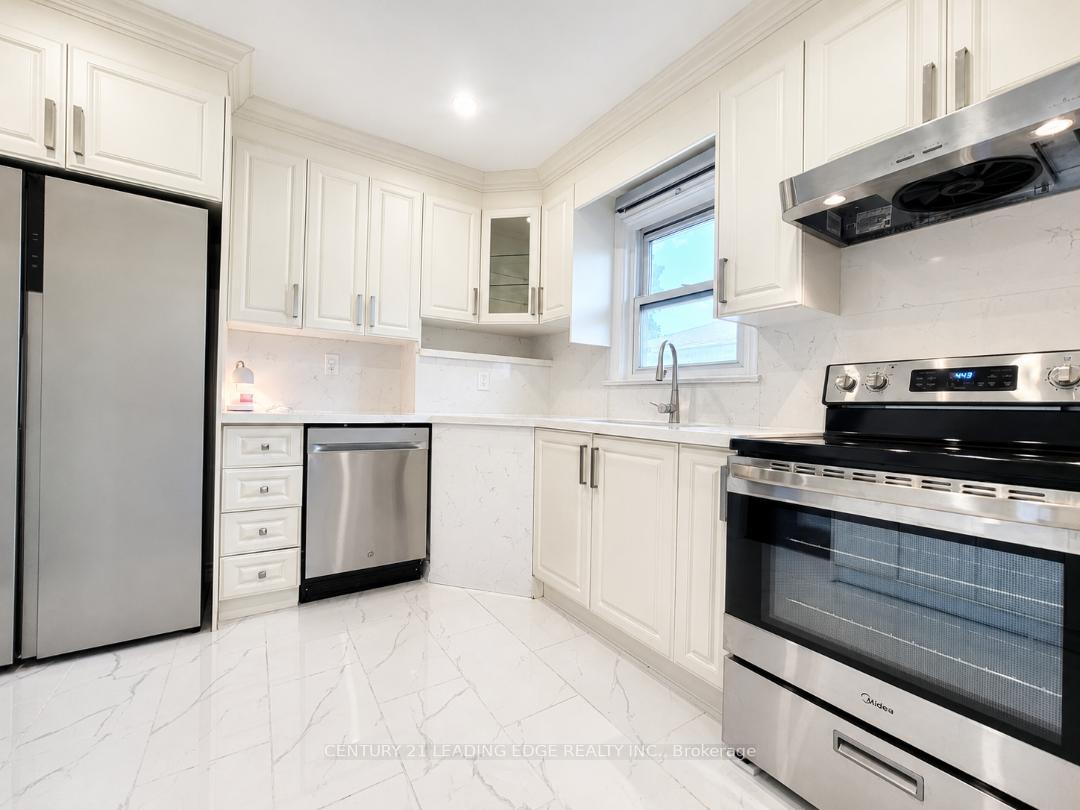 Photo 7 of 28 Eringate Drive, Etobicoke, Eringate-Centennial-West Deane — HOMEH