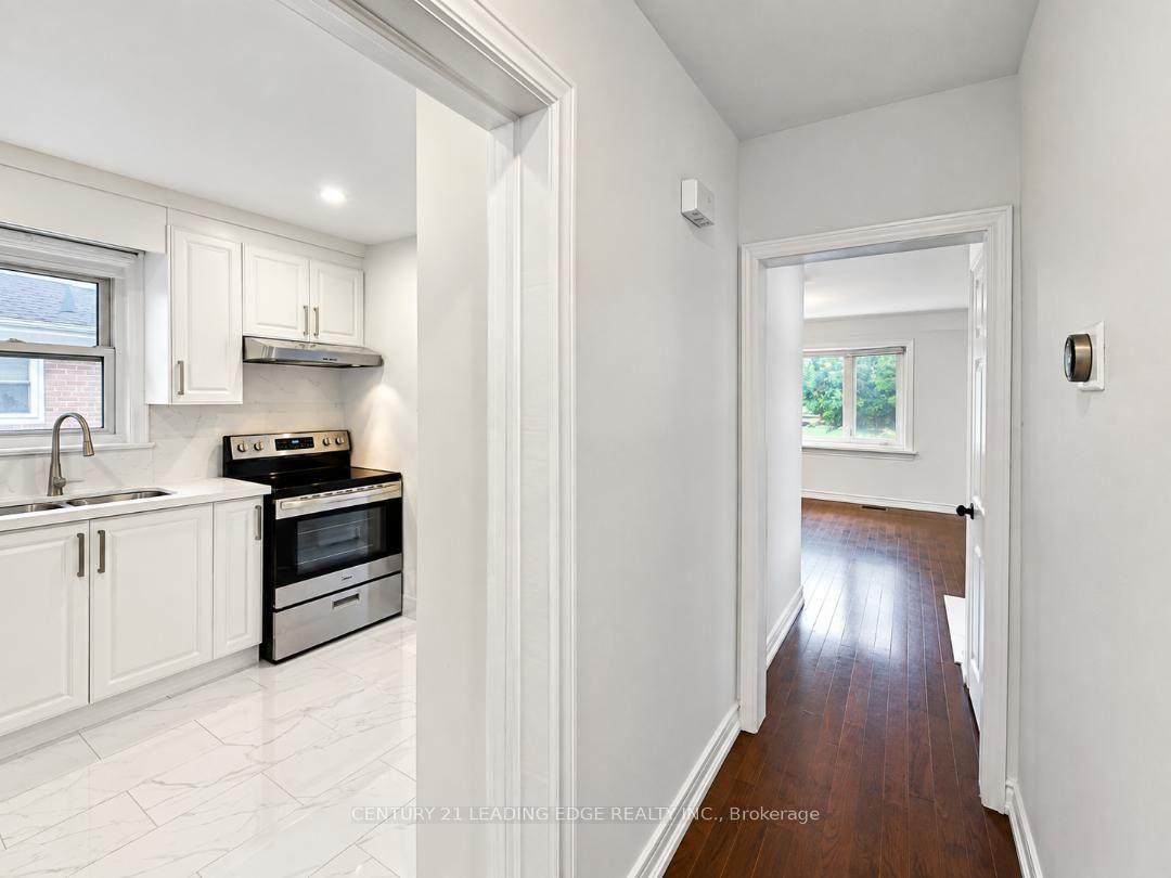Photo 11 of 28 Eringate Drive, Etobicoke, Eringate-Centennial-West Deane — HOMEH