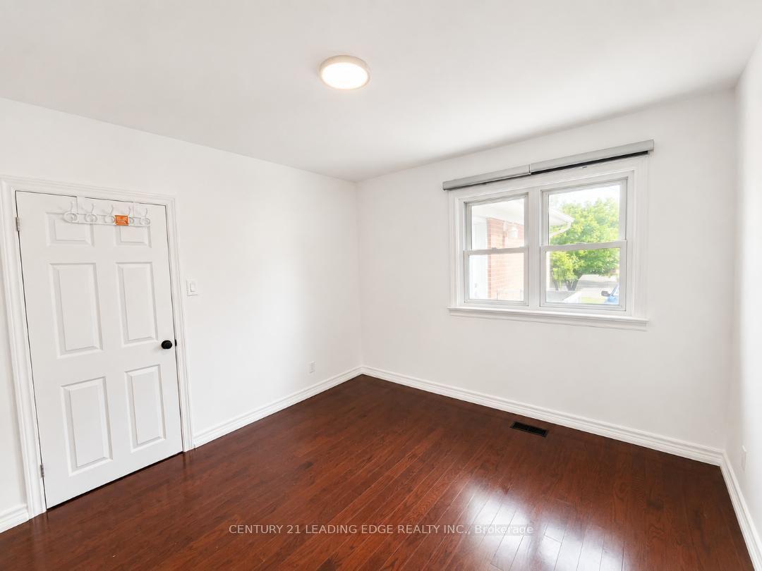 Photo 13 of 28 Eringate Drive, Etobicoke, Eringate-Centennial-West Deane — HOMEH