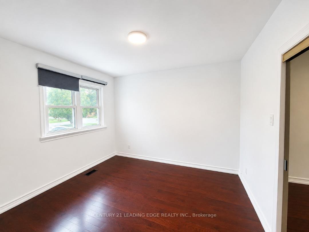 Photo 14 of 28 Eringate Drive, Etobicoke, Eringate-Centennial-West Deane — HOMEH