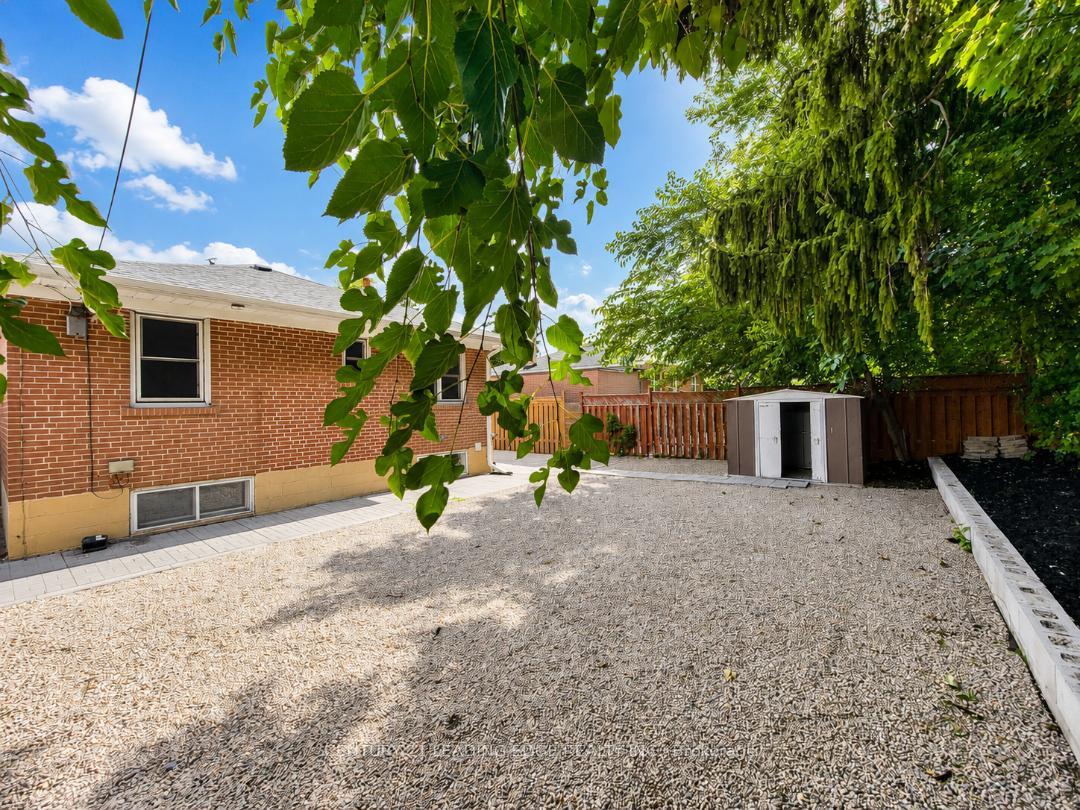 Photo 15 of 28 Eringate Drive, Etobicoke, Eringate-Centennial-West Deane — HOMEH