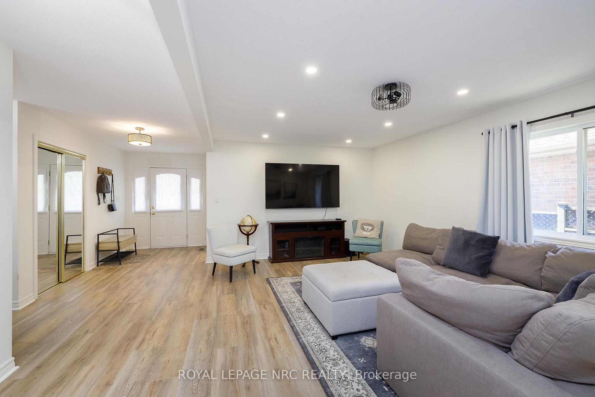 Photo 7 of 7621 Cameron Court, Niagara Falls, Mt. Carmel — HOMEH
