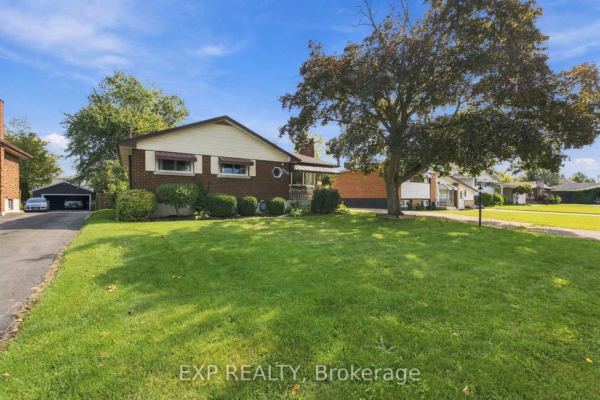 Photo 3 of 8800 Champlain Drive, Niagara Falls, Chippawa — HOMEH