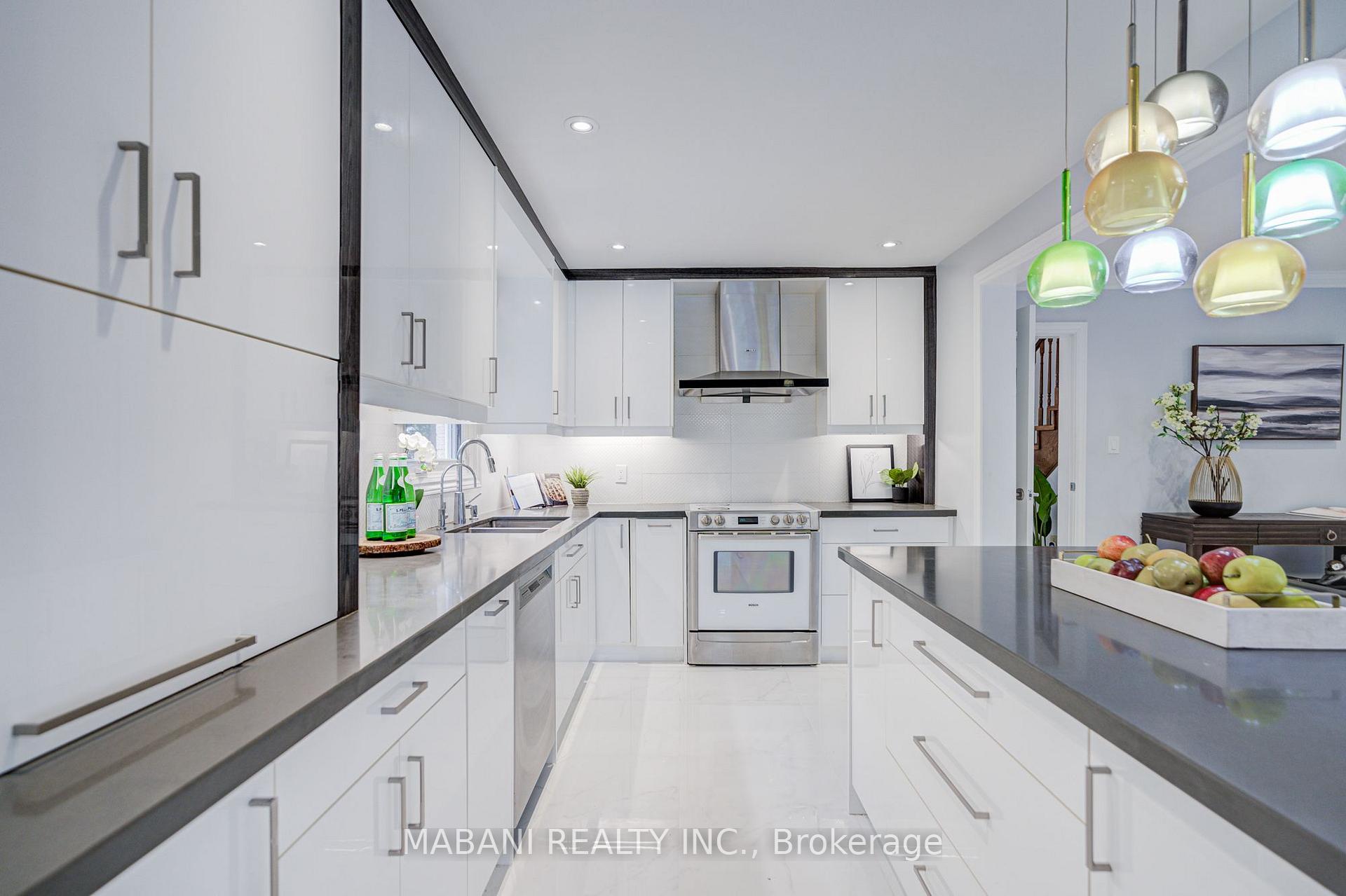 Photo 14 of 38 Marchwood Crescent, Richmond Hill, Harding — HOMEH
