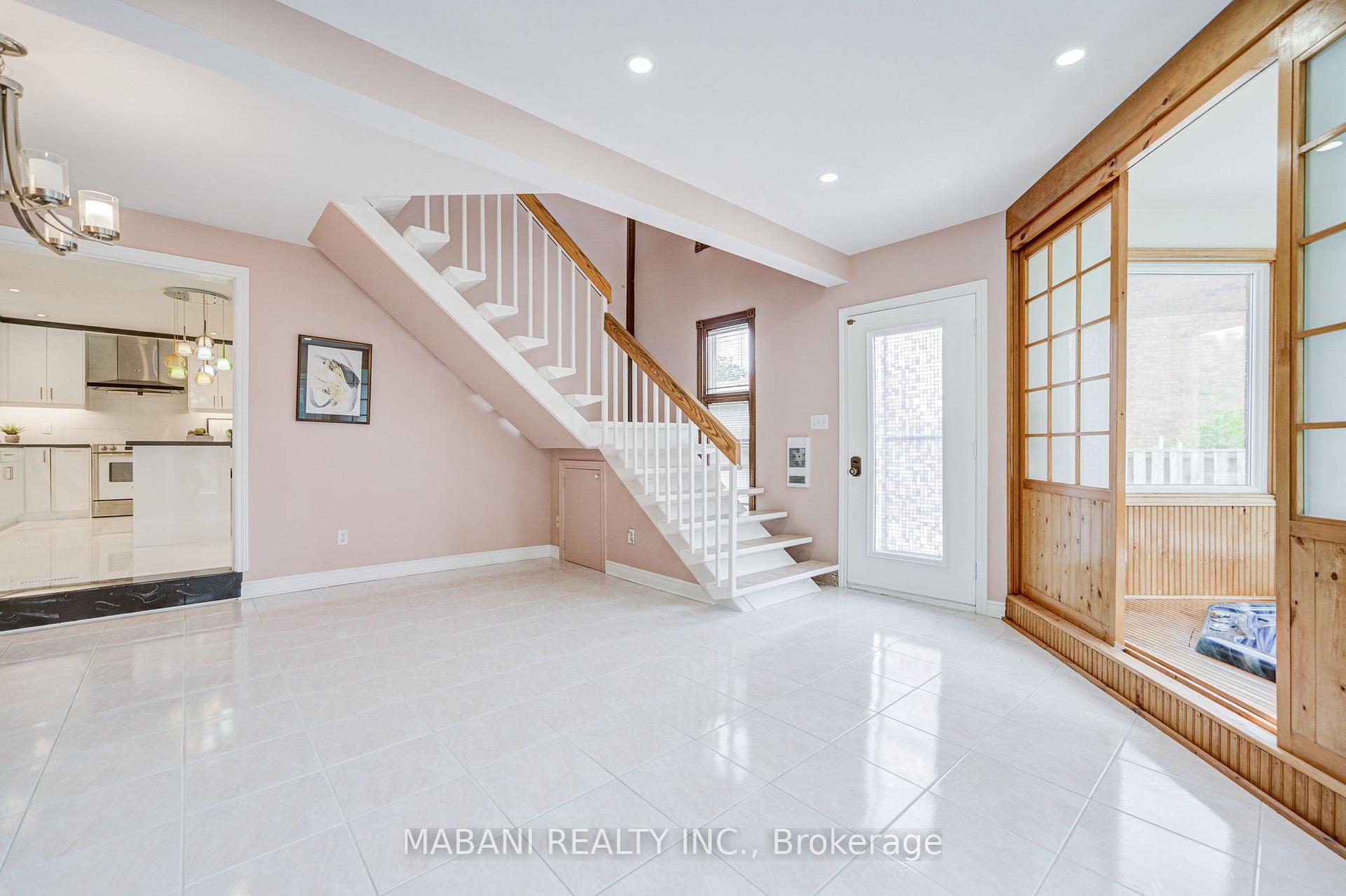 Photo 15 of 38 Marchwood Crescent, Richmond Hill, Harding — HOMEH