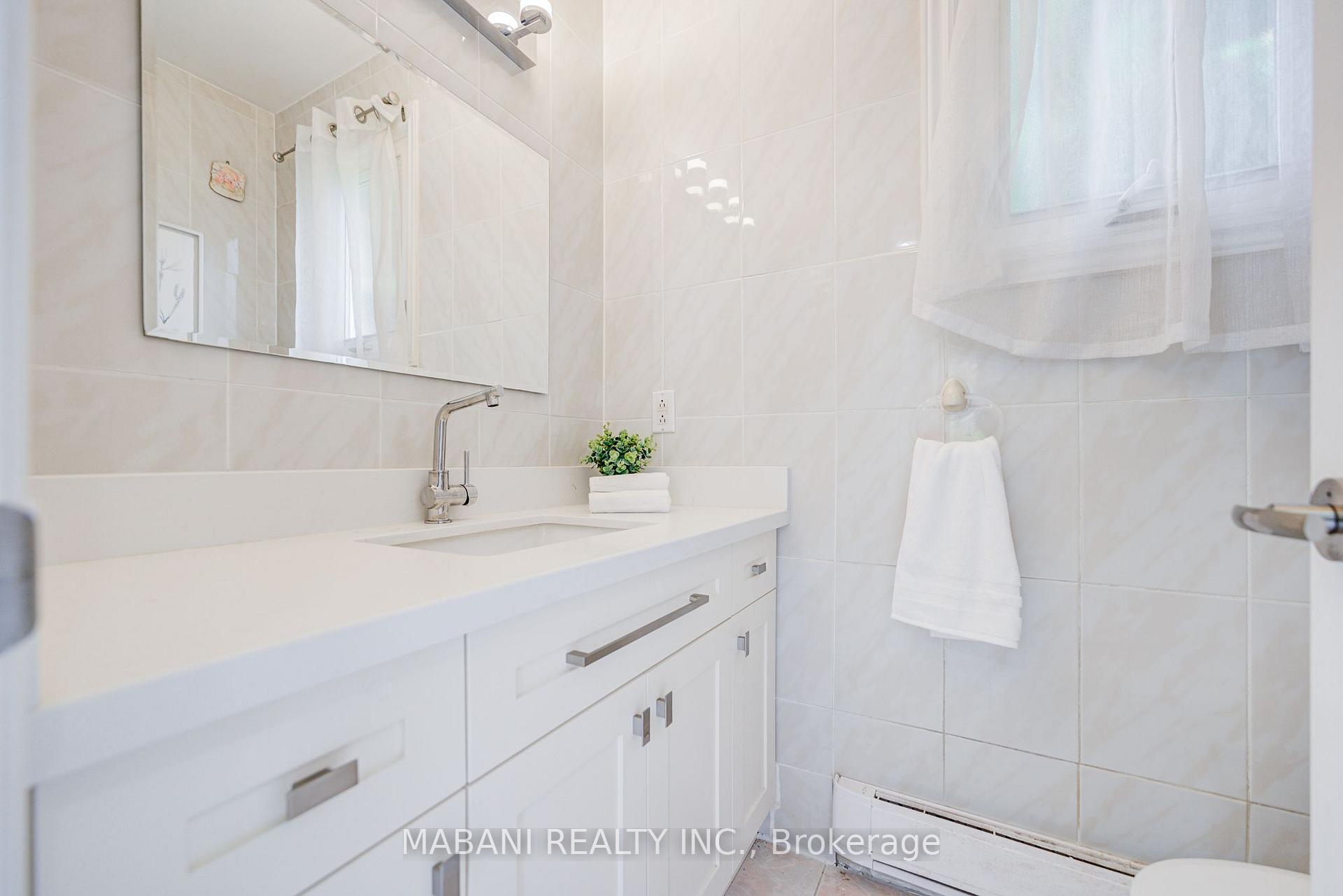 Photo 16 of 38 Marchwood Crescent, Richmond Hill, Harding — HOMEH