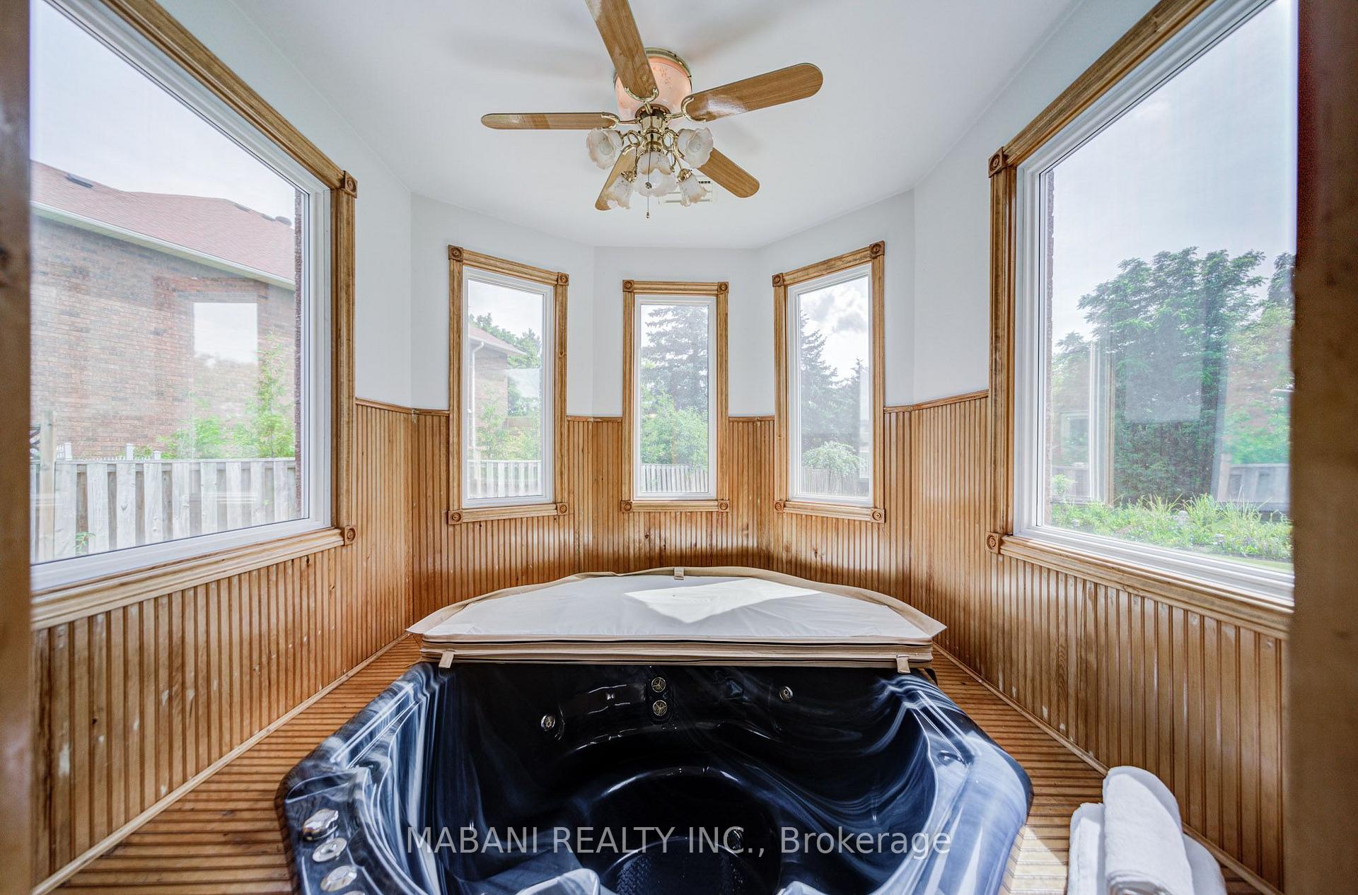 Photo 18 of 38 Marchwood Crescent, Richmond Hill, Harding — HOMEH