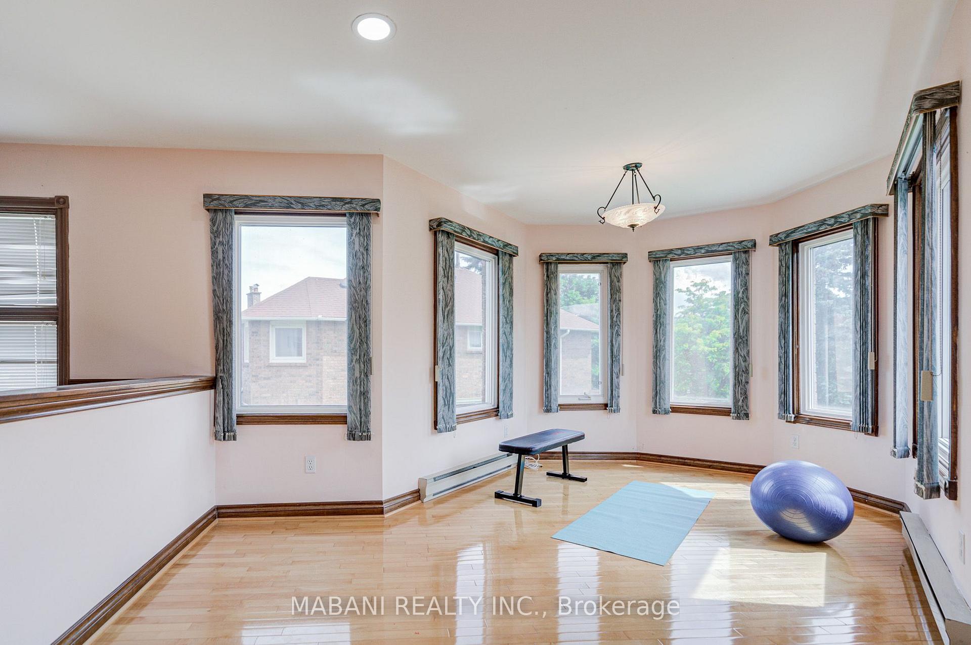 Photo 20 of 38 Marchwood Crescent, Richmond Hill, Harding — HOMEH