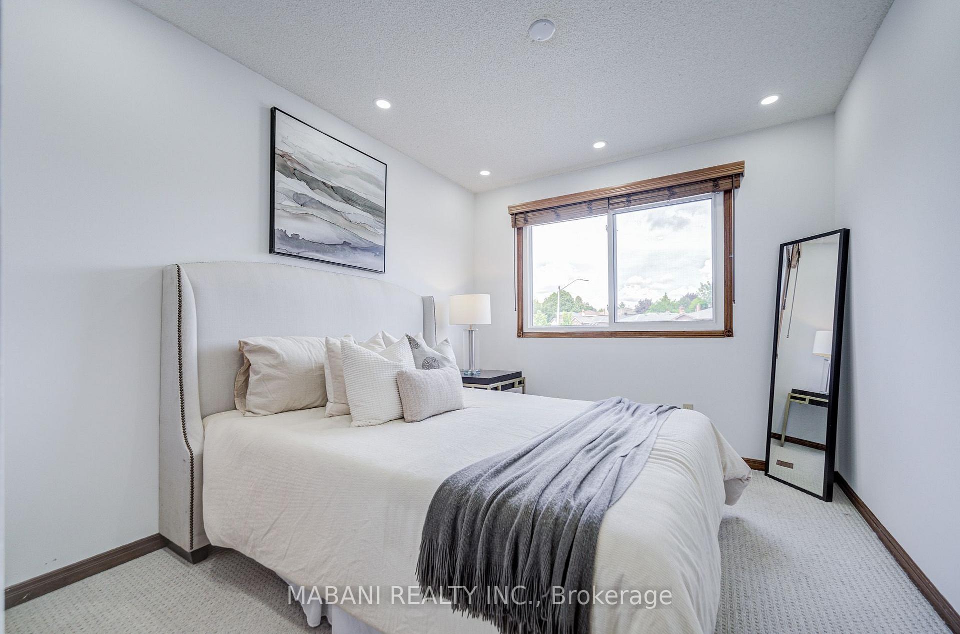 Photo 35 of 38 Marchwood Crescent, Richmond Hill, Harding — HOMEH