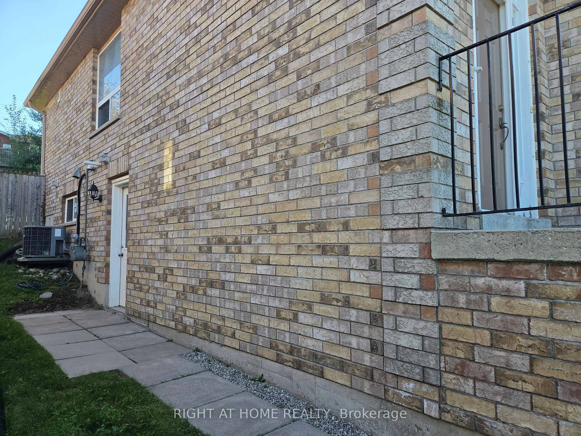 Photo 3 of Unit Lower, 35 Forest Dale Drive, Barrie, Little Lake — HOMEH