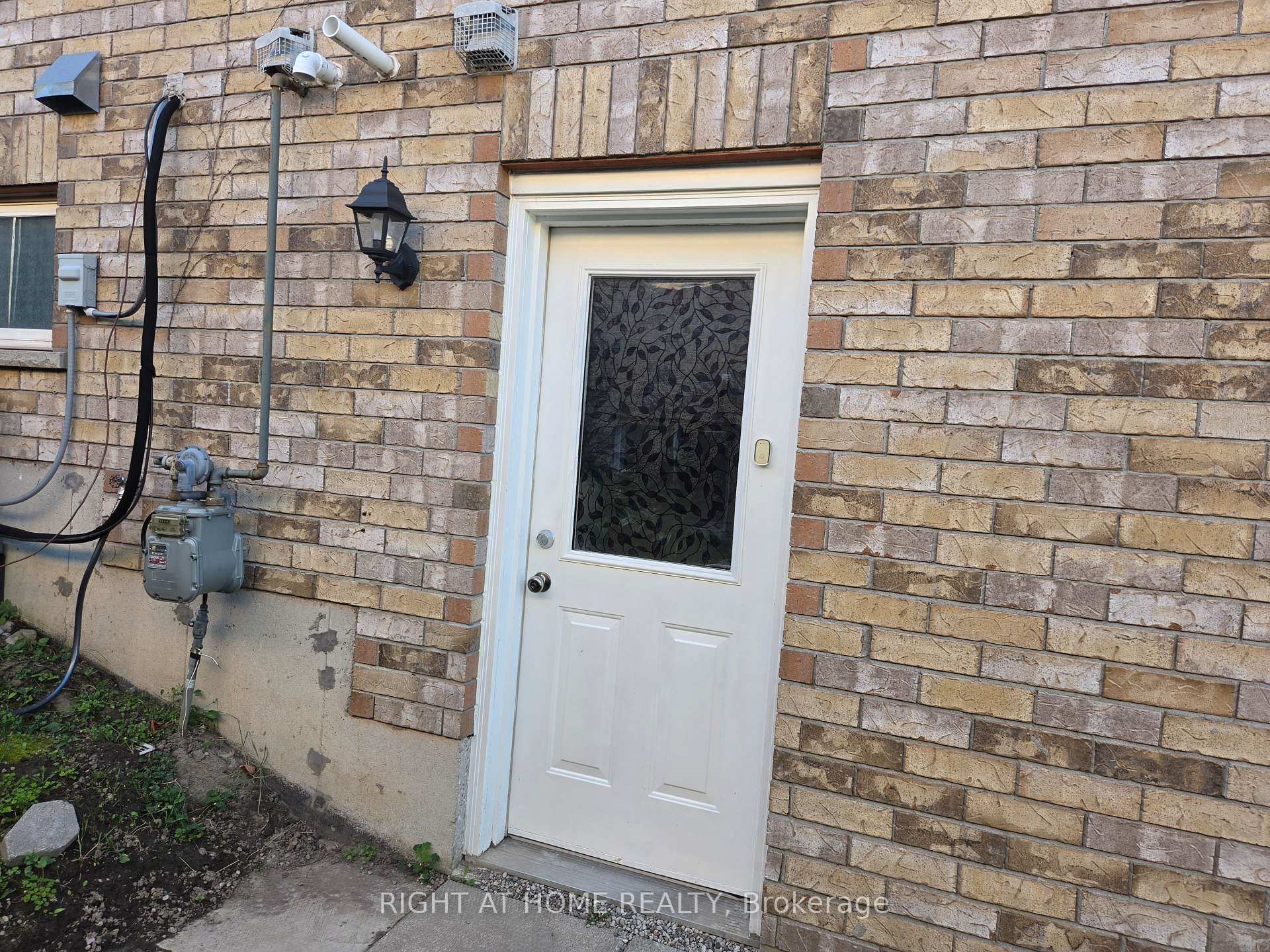 Photo 4 of Unit Lower, 35 Forest Dale Drive, Barrie, Little Lake — HOMEH