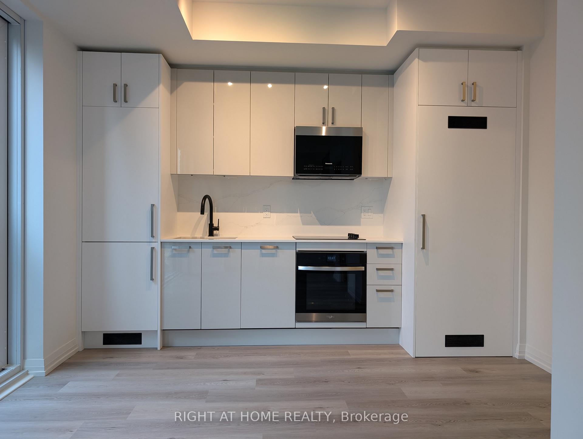 Front of Unit 515, 280 Dundas Street W