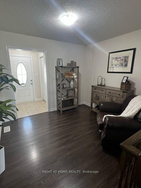 Photo 2 of 50 Payne Crescent, Aurora, Rural Aurora — HOMEH