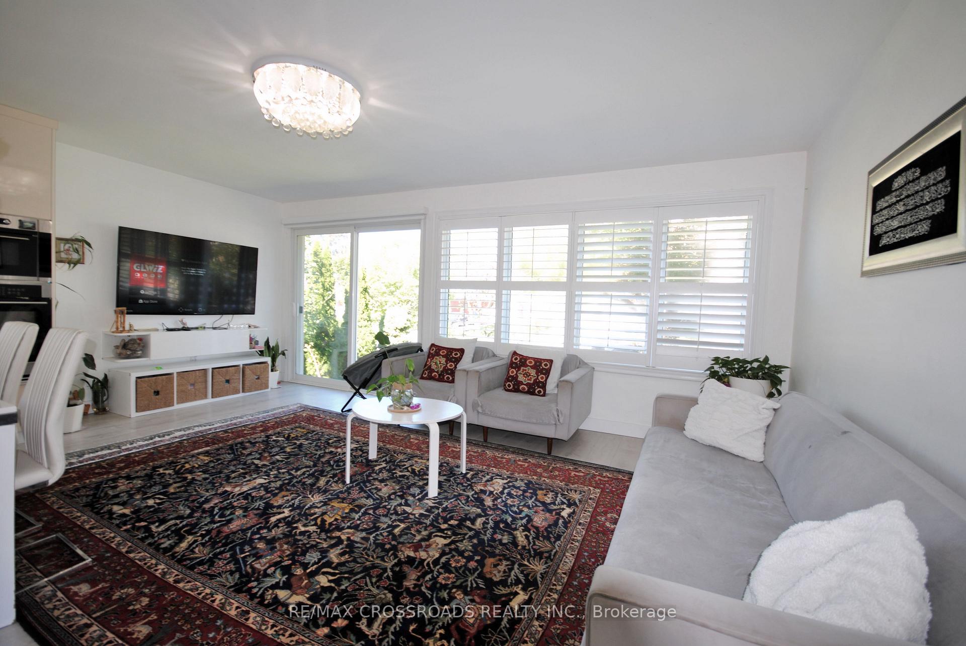Photo 2 of 25 Arbutus Crescent, Scarborough, Dorset Park — HOMEH