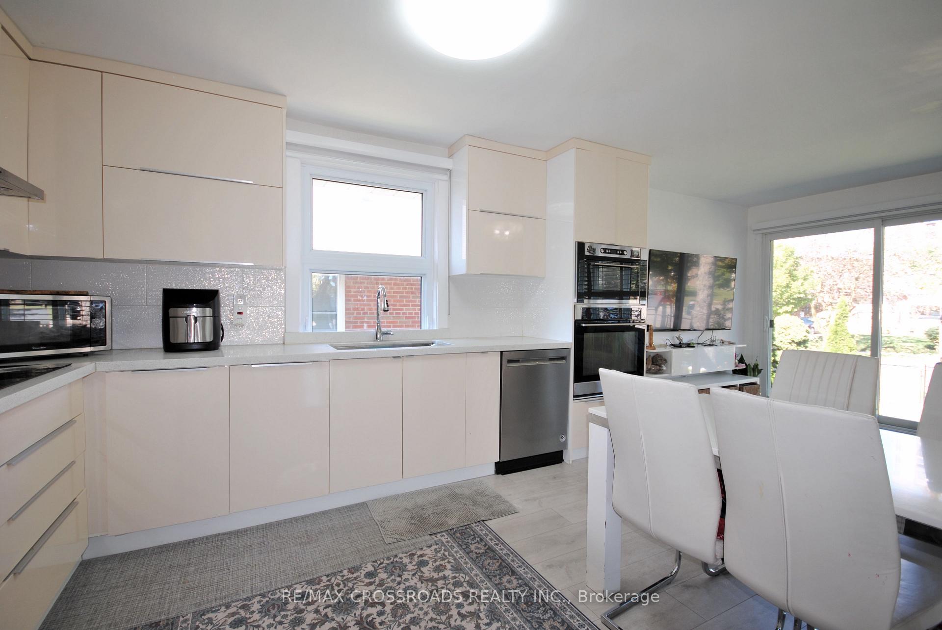 Photo 3 of 25 Arbutus Crescent, Scarborough, Dorset Park — HOMEH