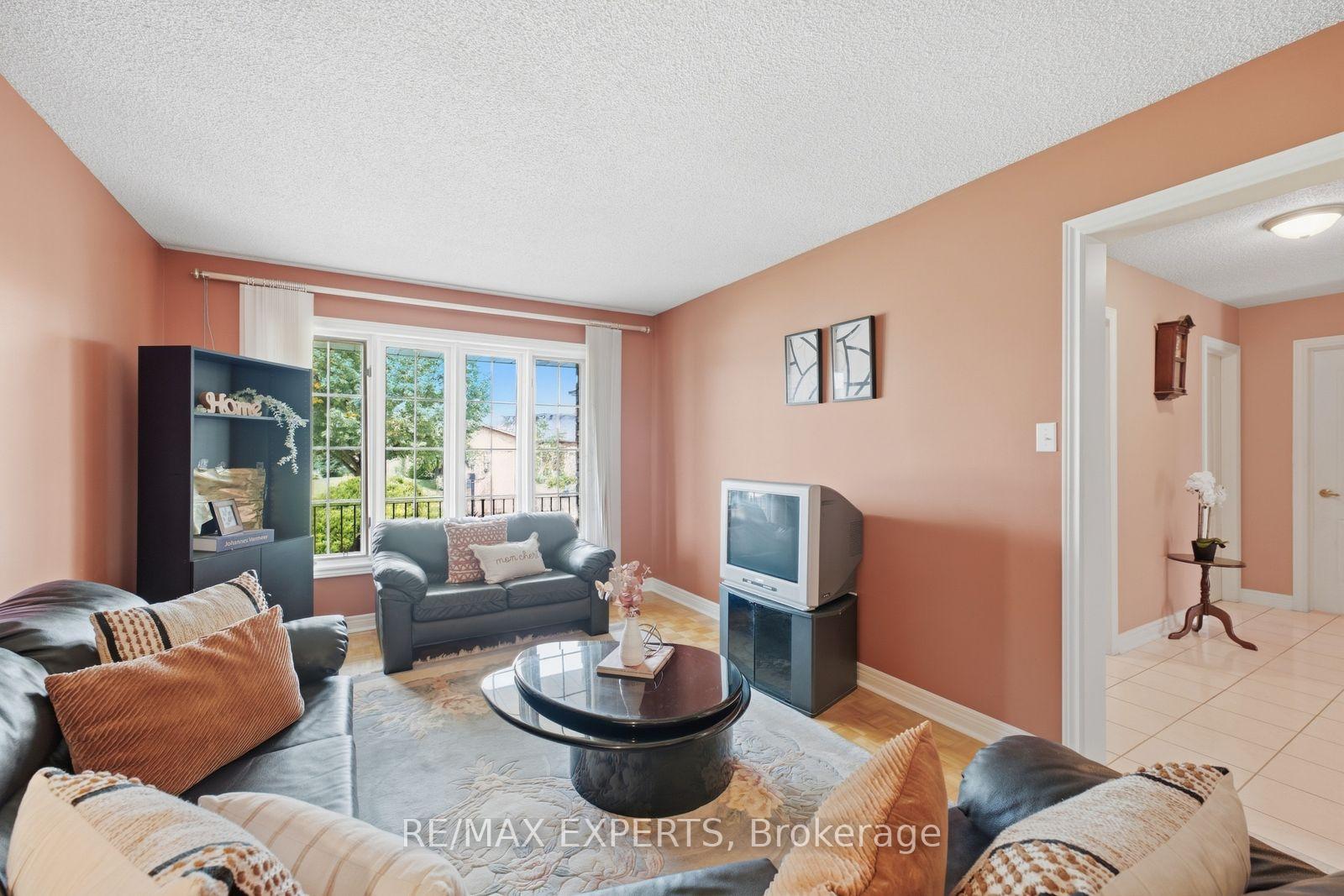 Photo 7 of 337 Forest Drive, Vaughan, West Woodbridge — HOMEH