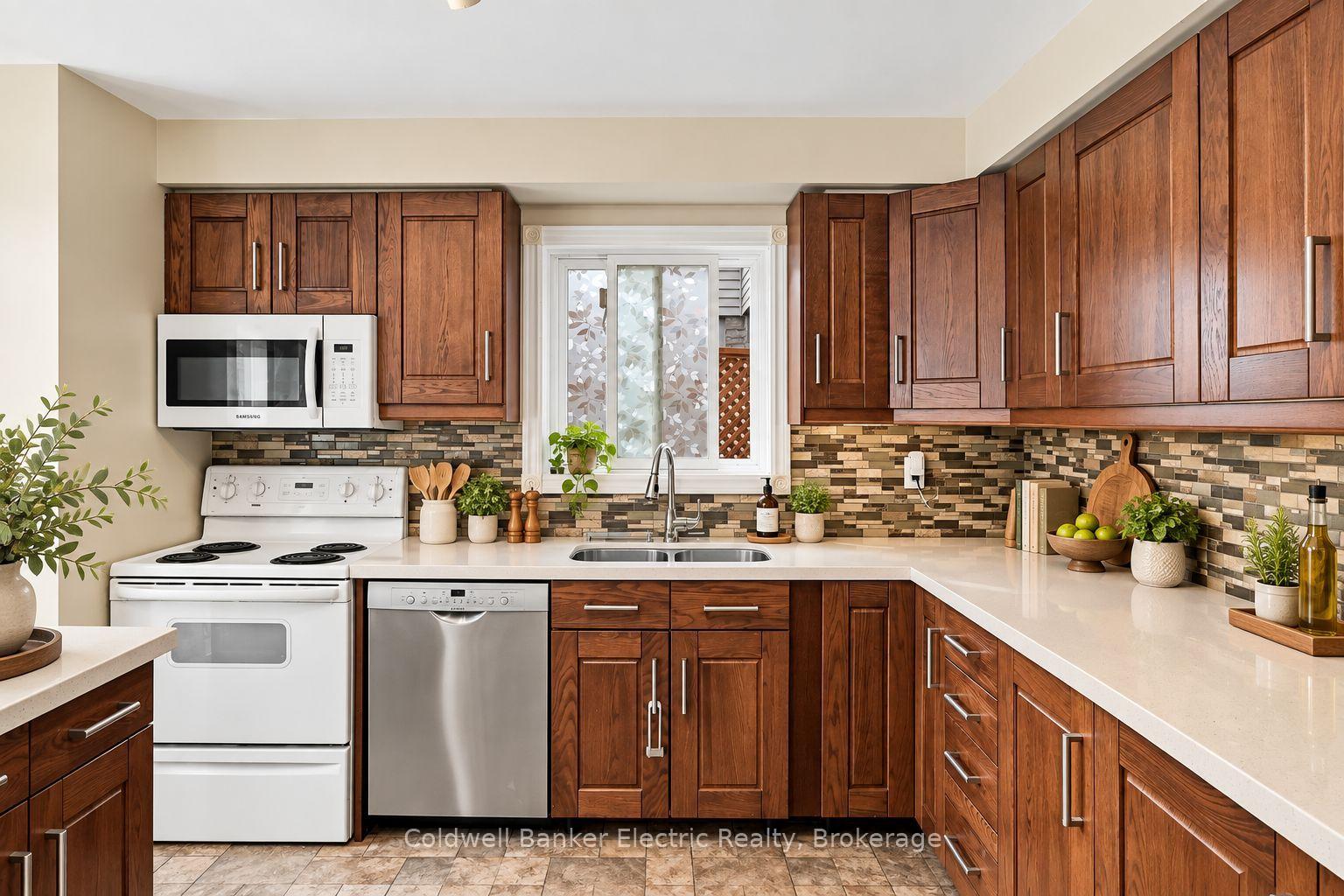 Photo 16 of 40 Stephen Avenue, Clarington, Courtice — HOMEH