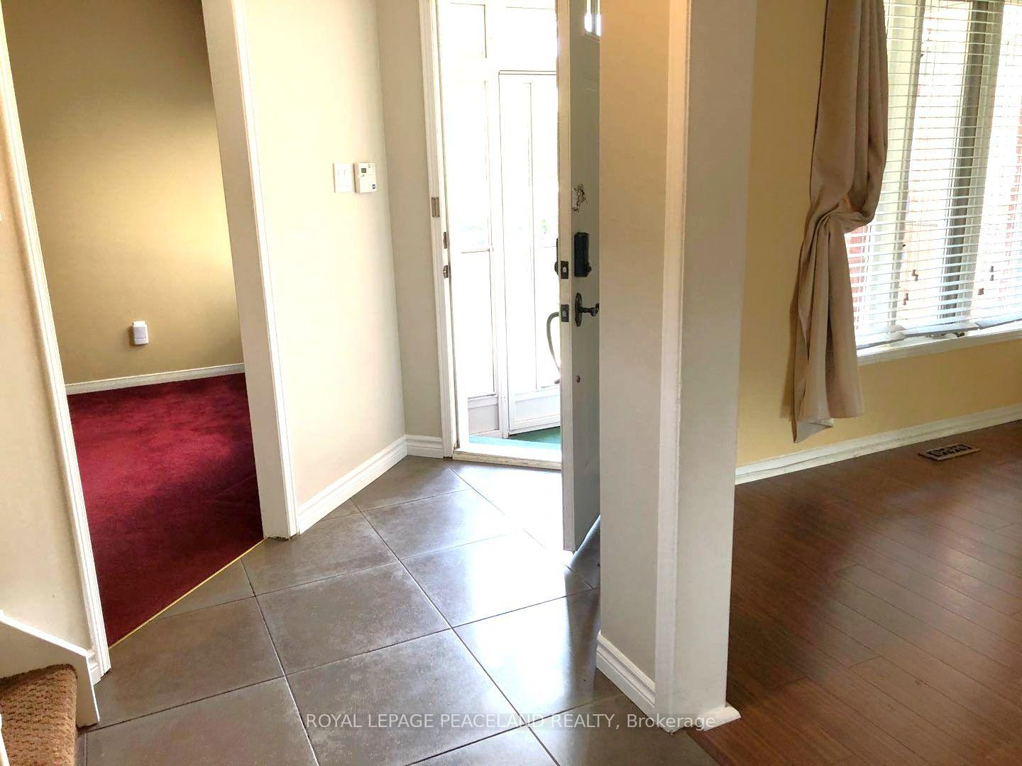 Photo 4 of 375 Pickering Crescent, Newmarket, Gorham-College Manor — HOMEH