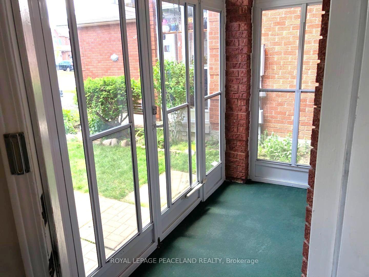 Photo 3 of 375 Pickering Crescent, Newmarket, Gorham-College Manor — HOMEH