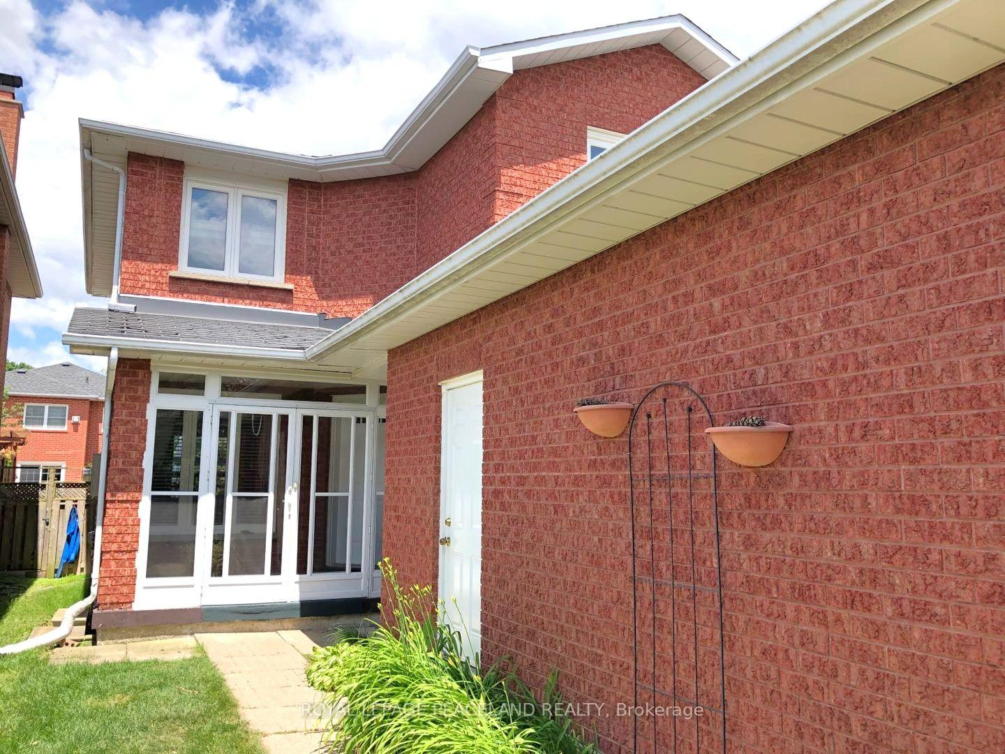 Photo 2 of 375 Pickering Crescent, Newmarket, Gorham-College Manor — HOMEH
