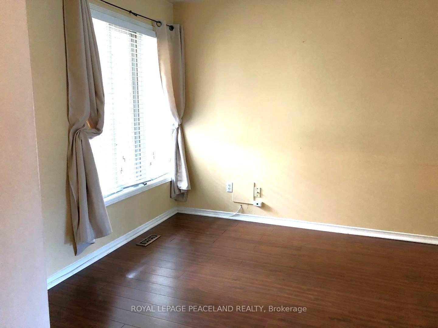 Photo 8 of 375 Pickering Crescent, Newmarket, Gorham-College Manor — HOMEH