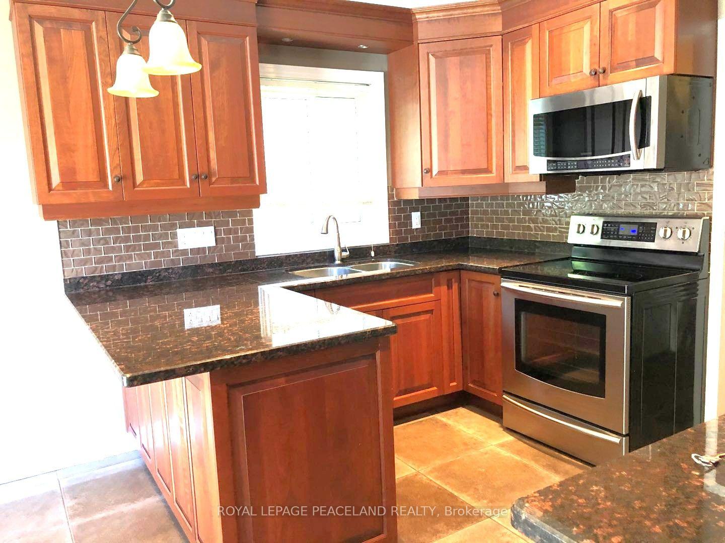 Photo 12 of 375 Pickering Crescent, Newmarket, Gorham-College Manor — HOMEH