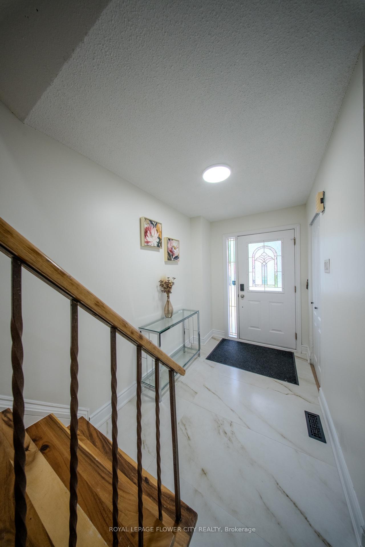 Photo 5 of 6 Crenshaw Court, Brampton, Heart Lake West — HOMEH