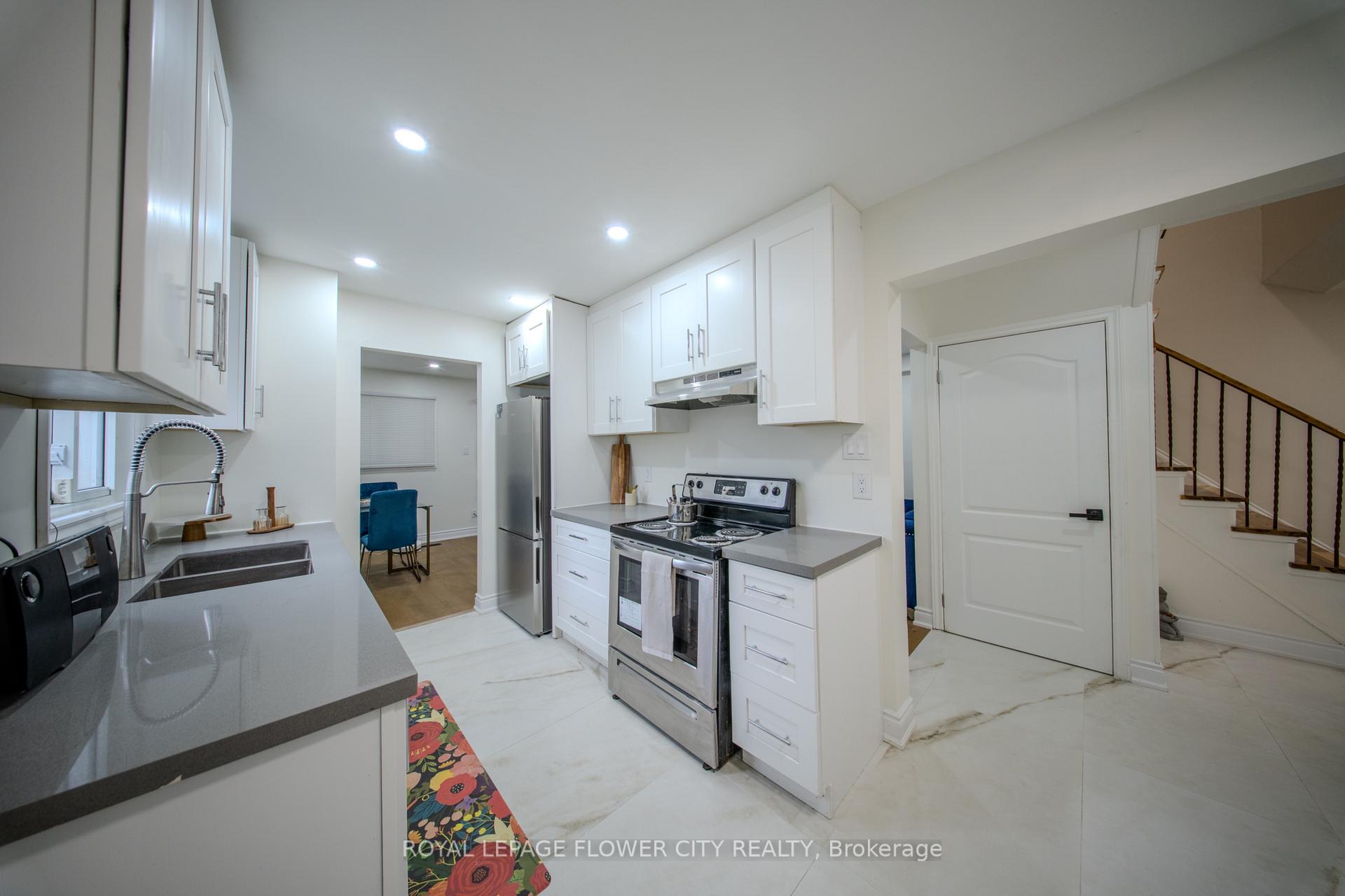 Photo 12 of 6 Crenshaw Court, Brampton, Heart Lake West — HOMEH