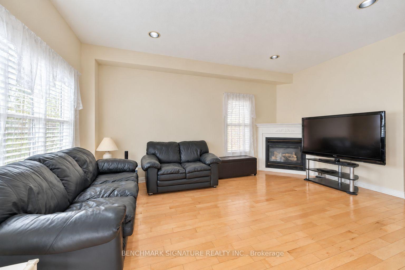 Photo 9 of 27 Avenida Street, Markham, Middlefield — HOMEH
