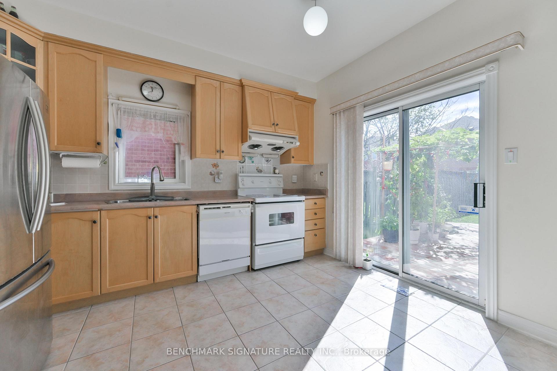 Photo 12 of 27 Avenida Street, Markham, Middlefield — HOMEH