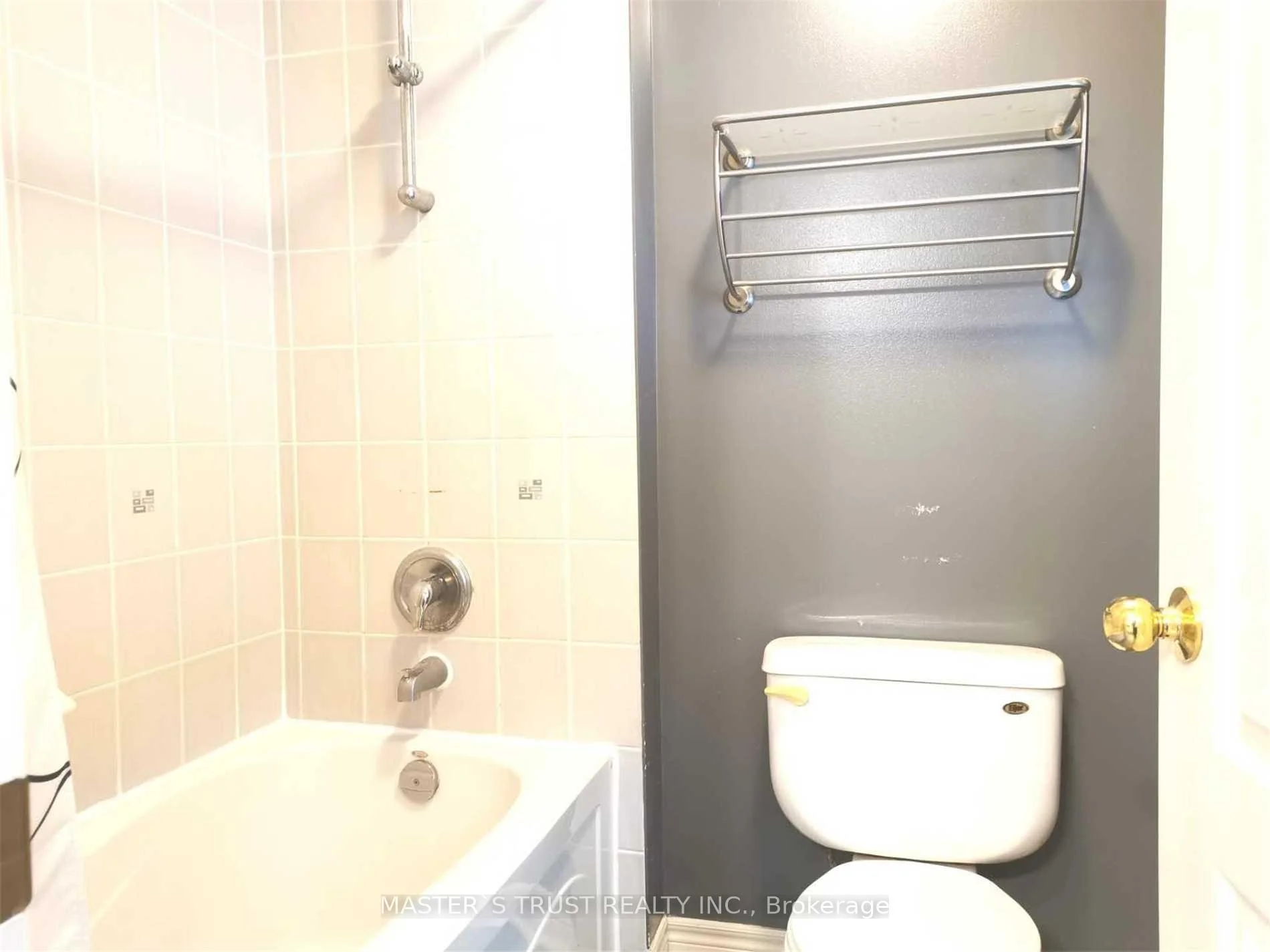 Photo 5 of 213 River Ridge Boulevard, Aurora, Bayview Northeast — HOMEH