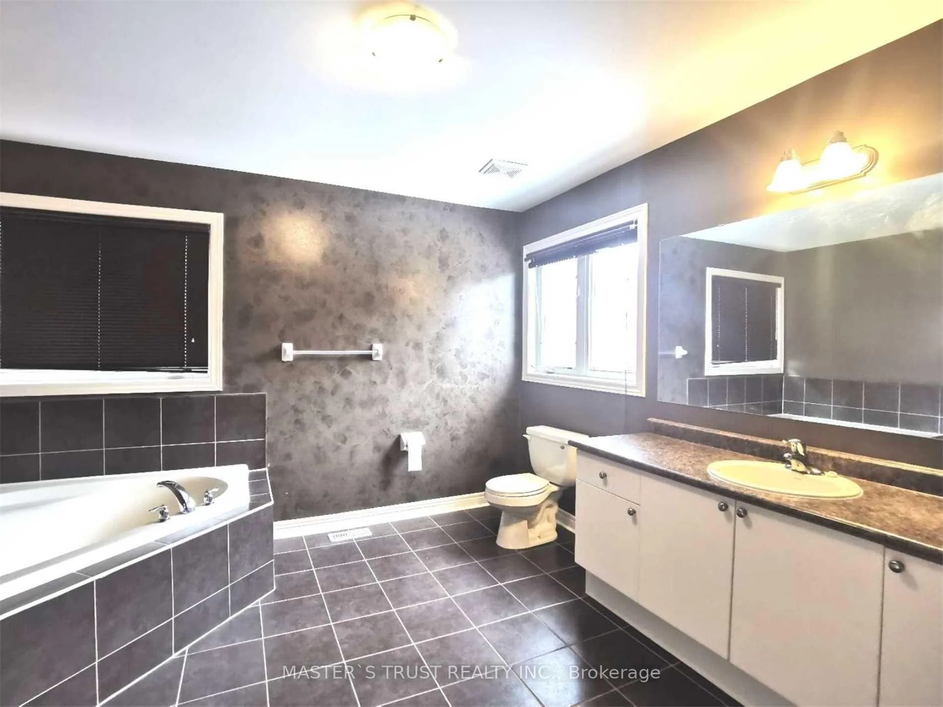 Photo 16 of 213 River Ridge Boulevard, Aurora, Bayview Northeast — HOMEH