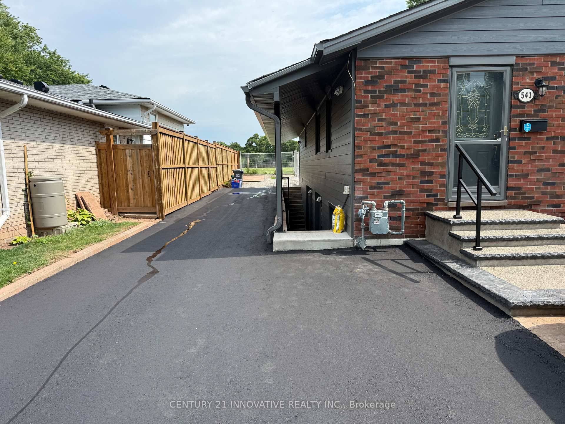 Photo 3 of Unit Upper, 541 Chamberlain Road, Burlington, Shoreacres — HOMEH