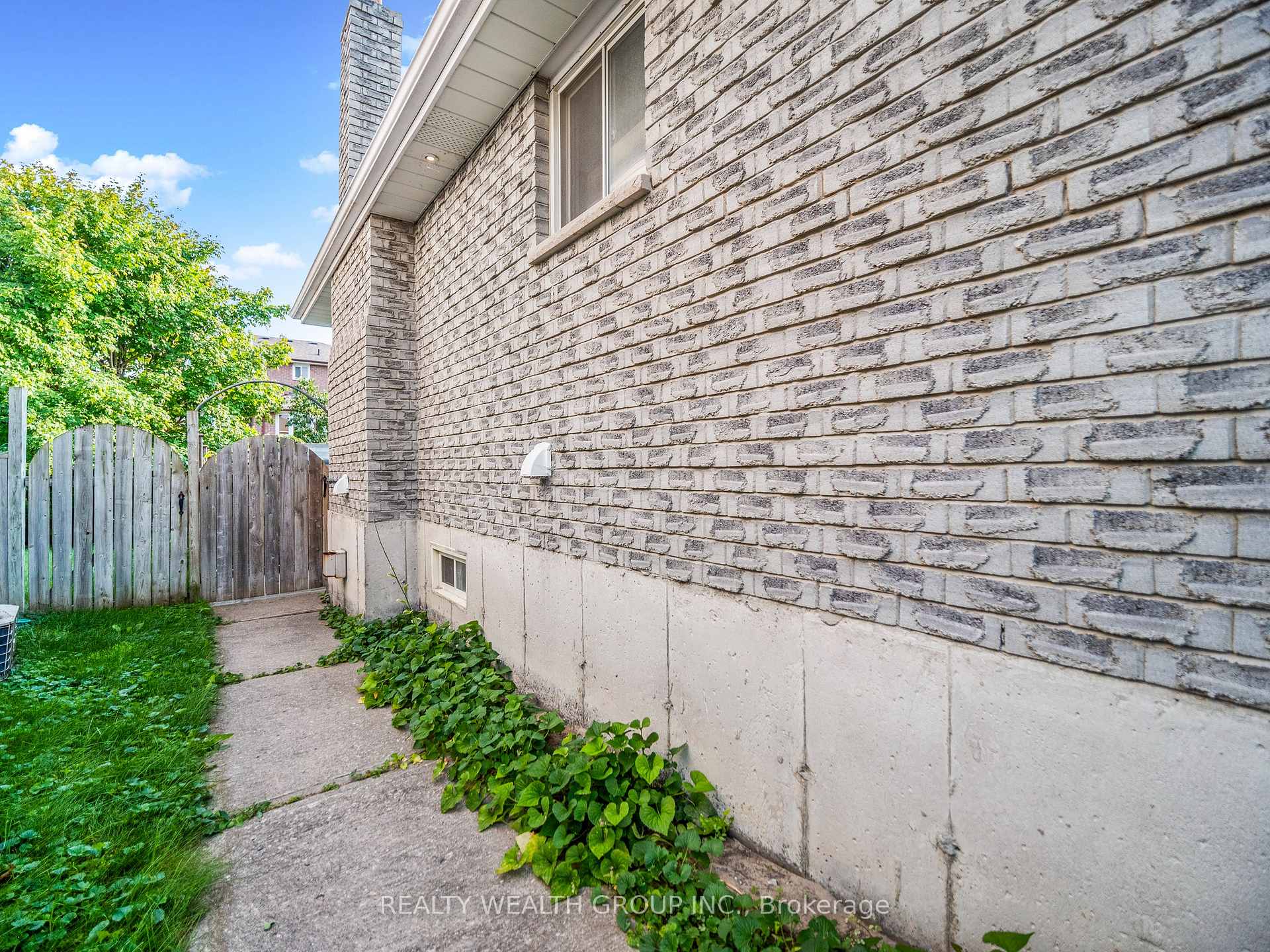 Photo 17 of Unit Bsmnt, 201 Biscayne Boulevard, Georgina, Keswick South — HOMEH