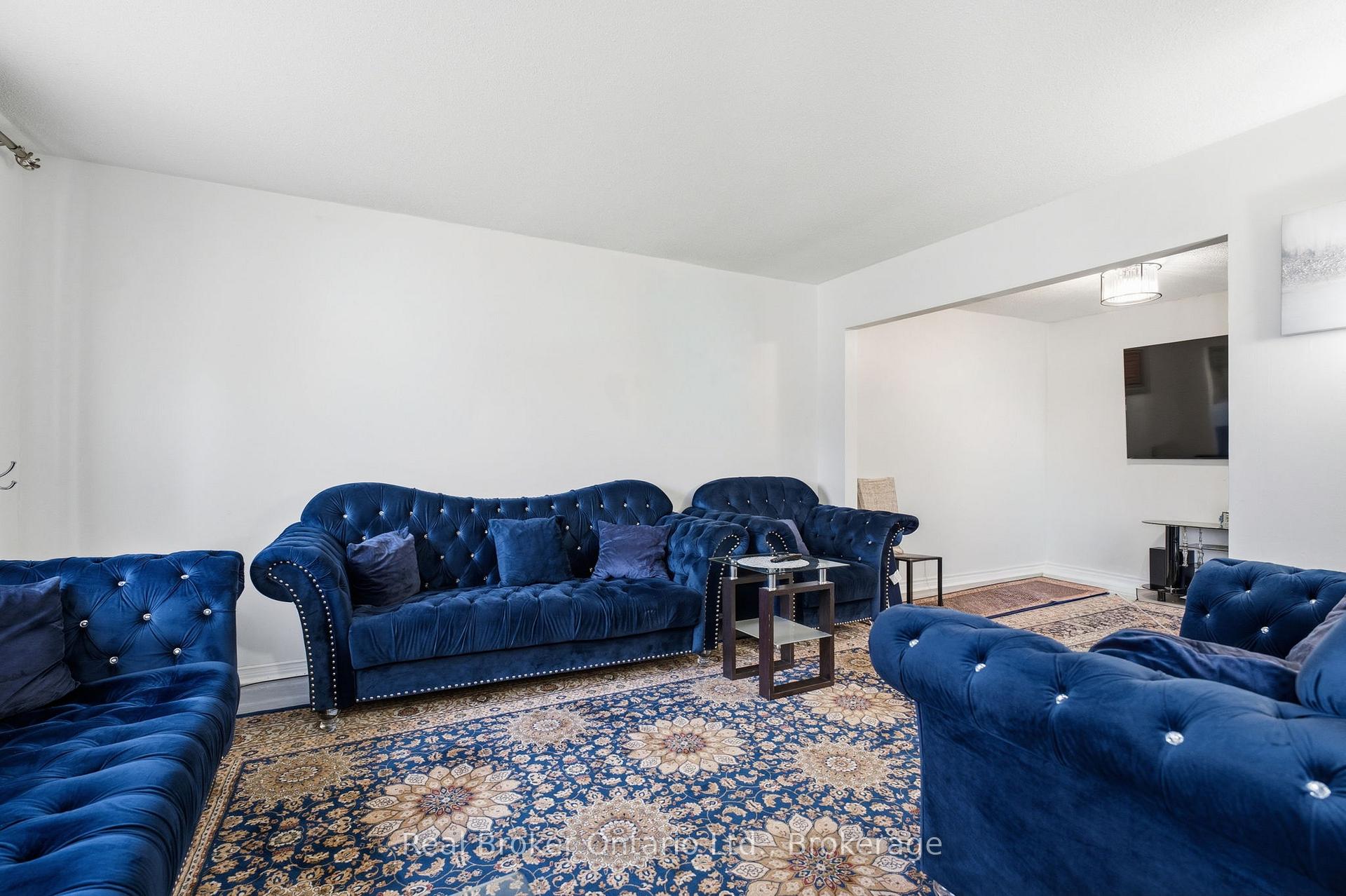 Photo 7 of 126 Dinison Crescent, Kitchener, Laurentian Hills — HOMEH