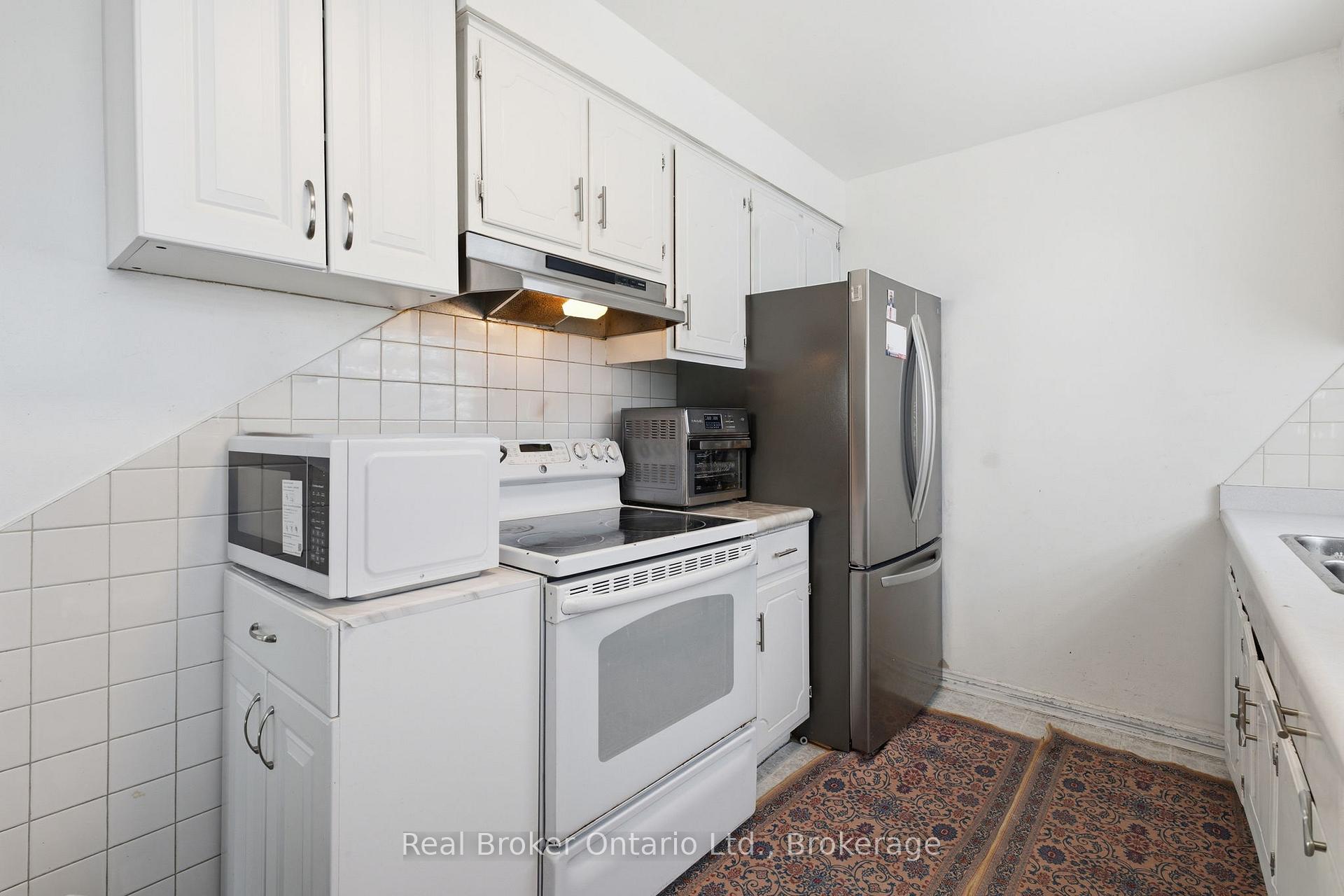 Photo 13 of 126 Dinison Crescent, Kitchener, Laurentian Hills — HOMEH