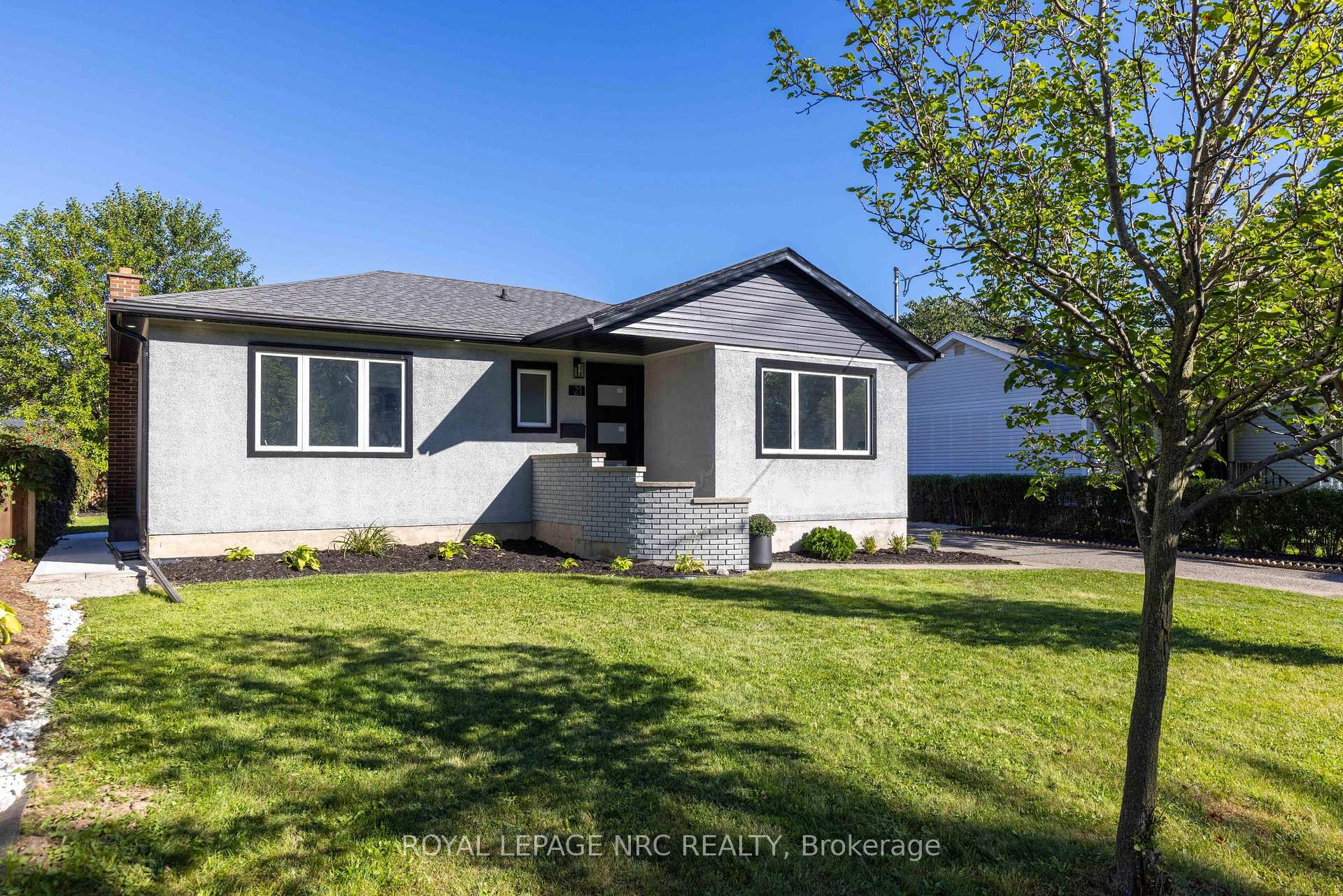 Photo 3 of 21 Silverdale Drive, St. Catharines, Vine/Linwell — HOMEH