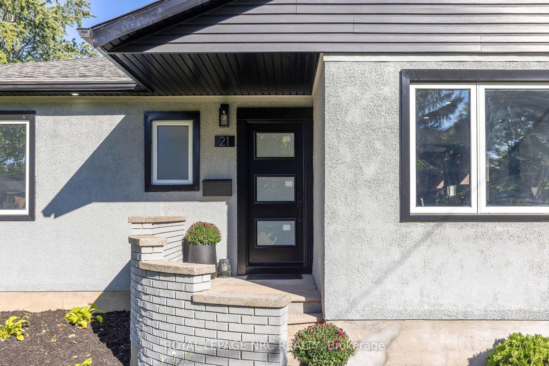 Photo 5 of 21 Silverdale Drive, St. Catharines, Vine/Linwell — HOMEH