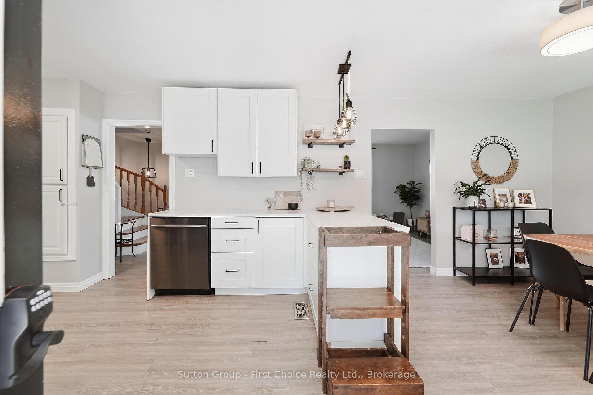 Photo 6 of 17 Regina Road, Huron East, Vanastra — HOMEH