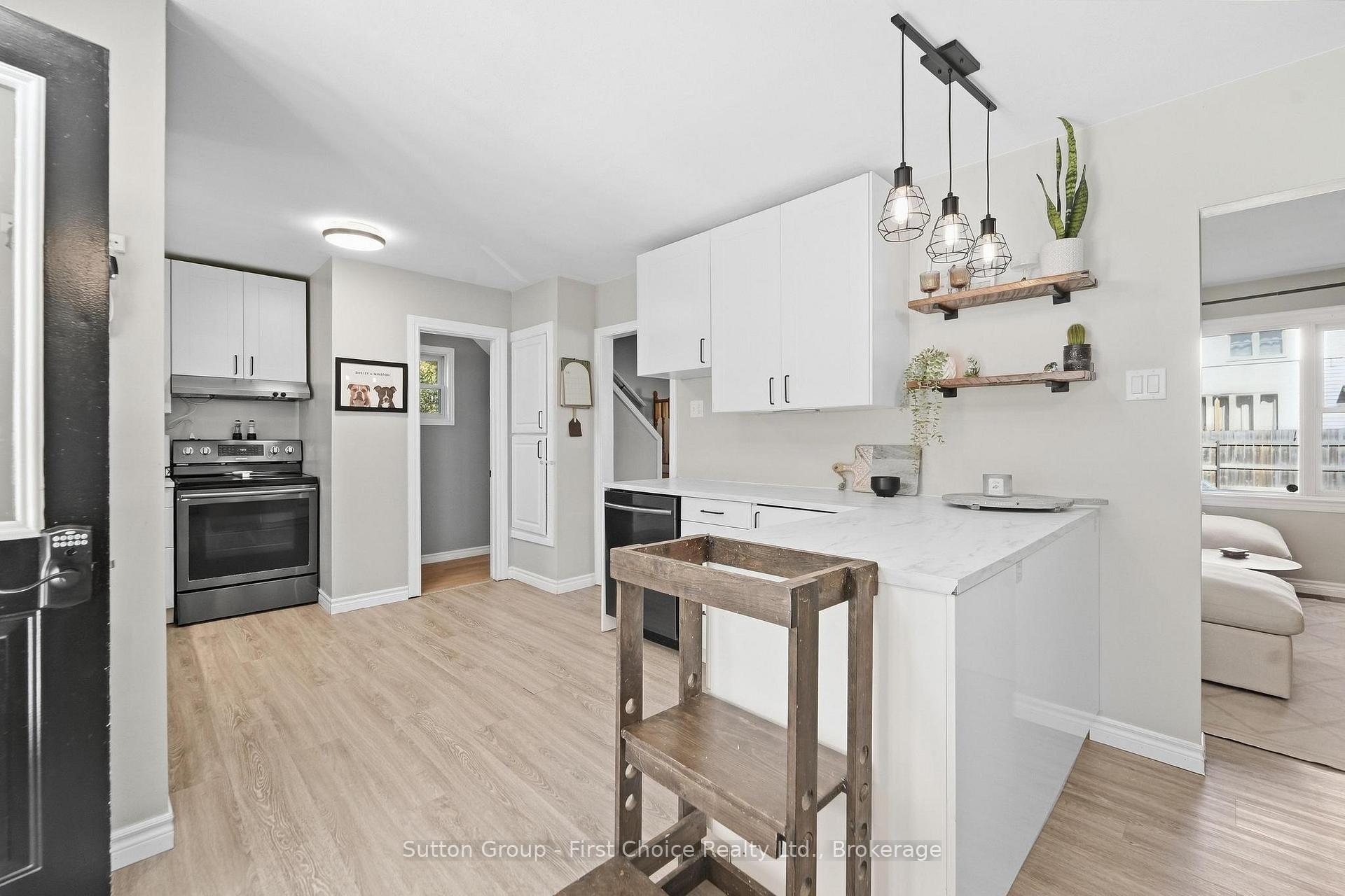 Photo 7 of 17 Regina Road, Huron East, Vanastra — HOMEH