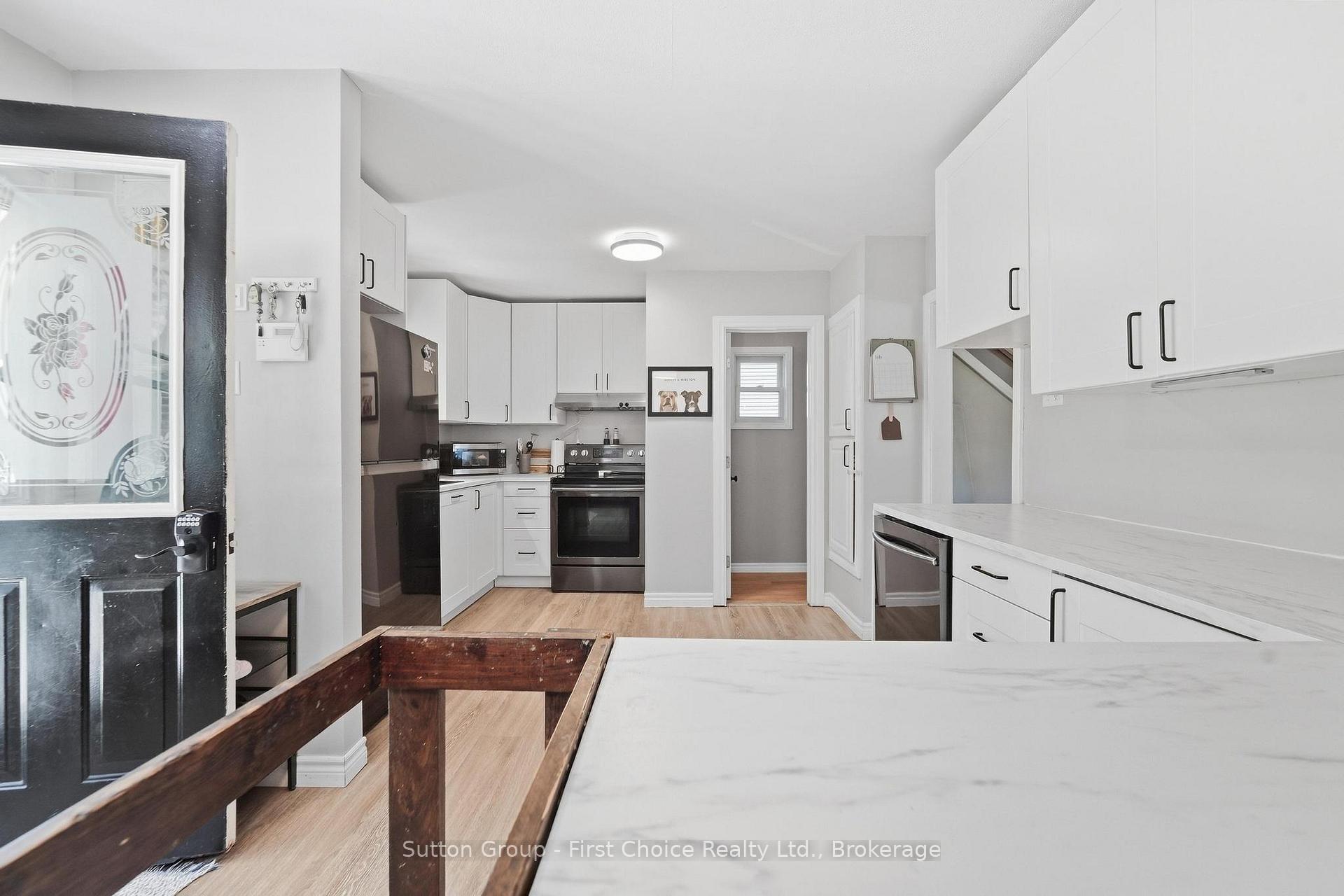 Photo 8 of 17 Regina Road, Huron East, Vanastra — HOMEH