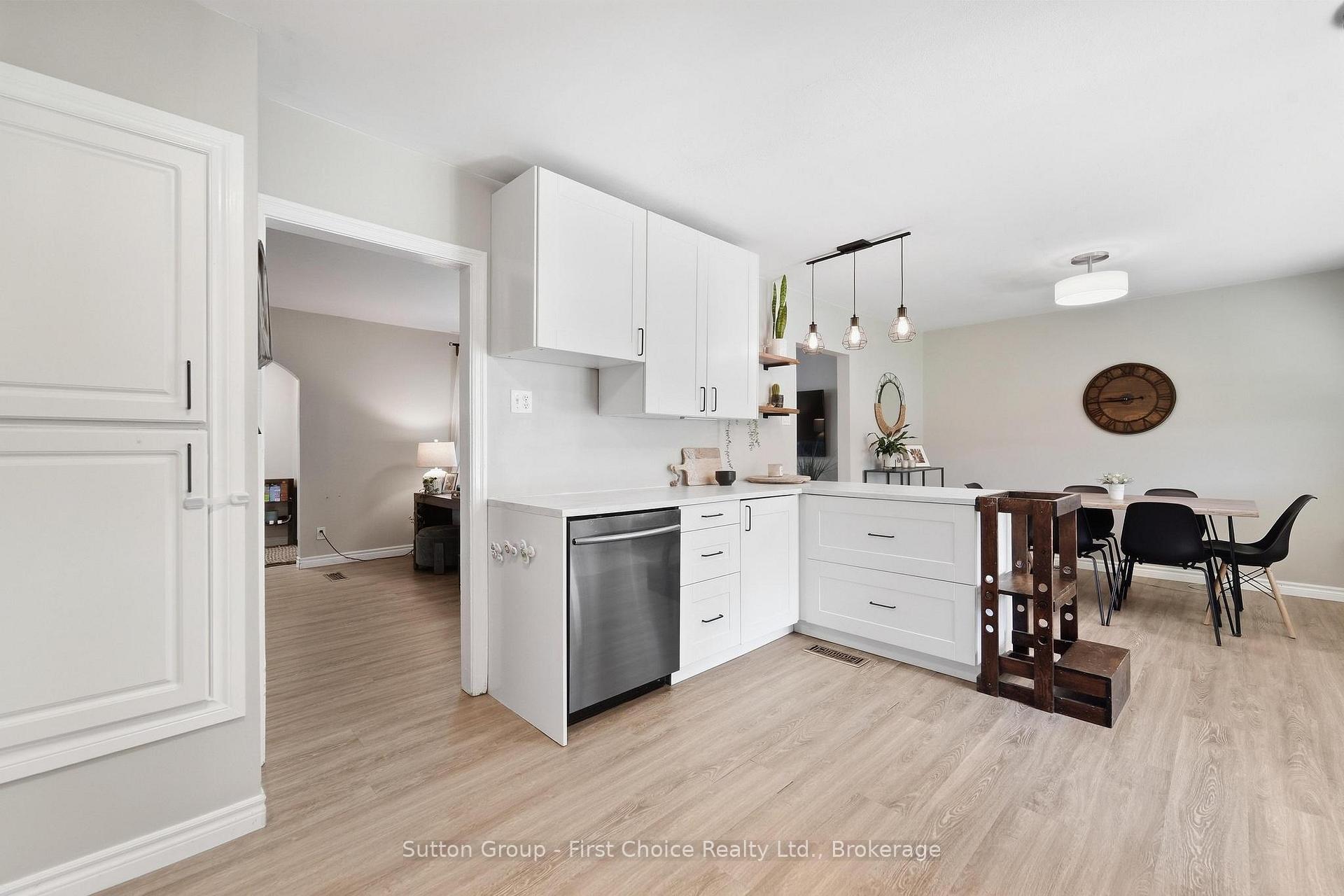 Photo 10 of 17 Regina Road, Huron East, Vanastra — HOMEH
