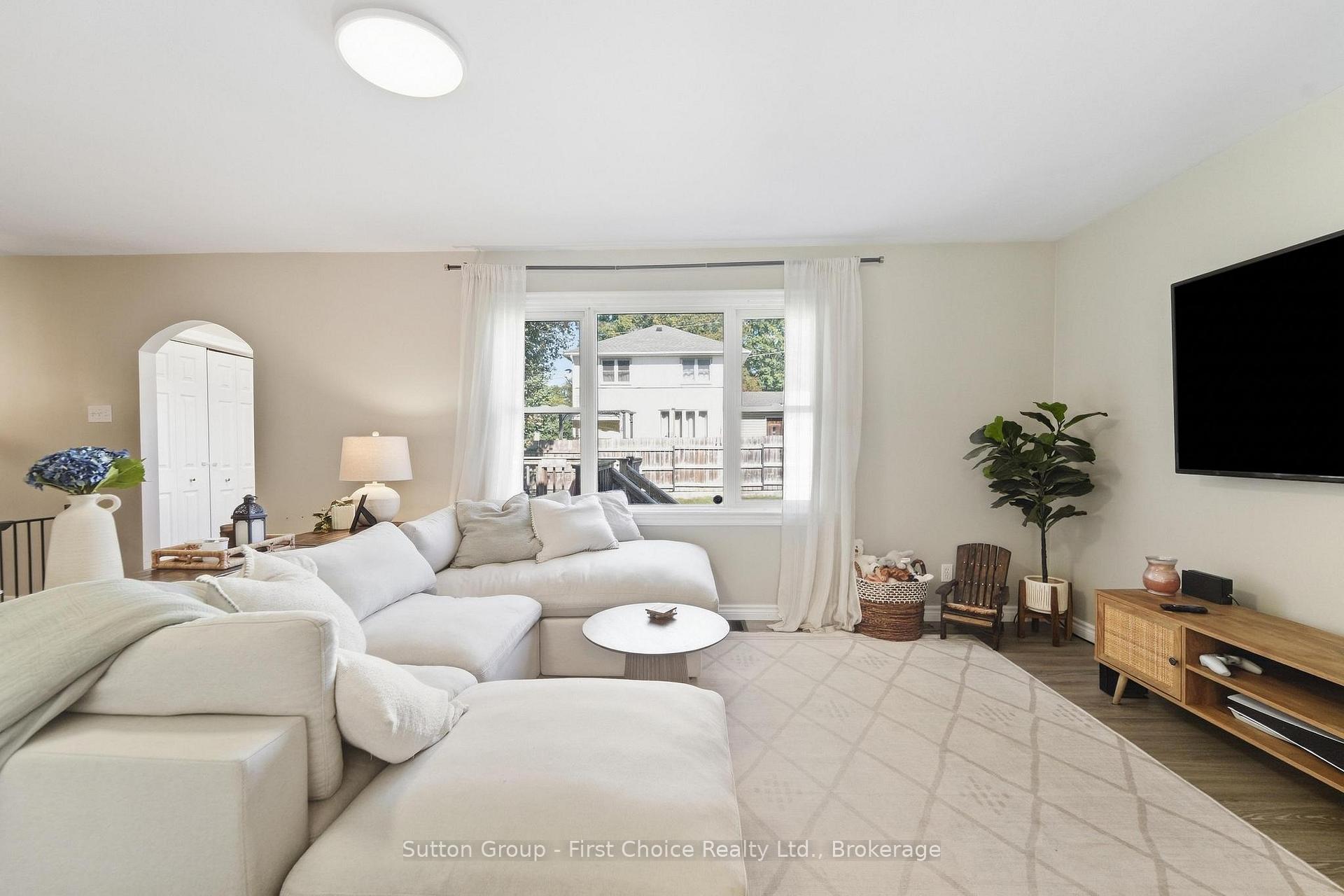 Photo 14 of 17 Regina Road, Huron East, Vanastra — HOMEH