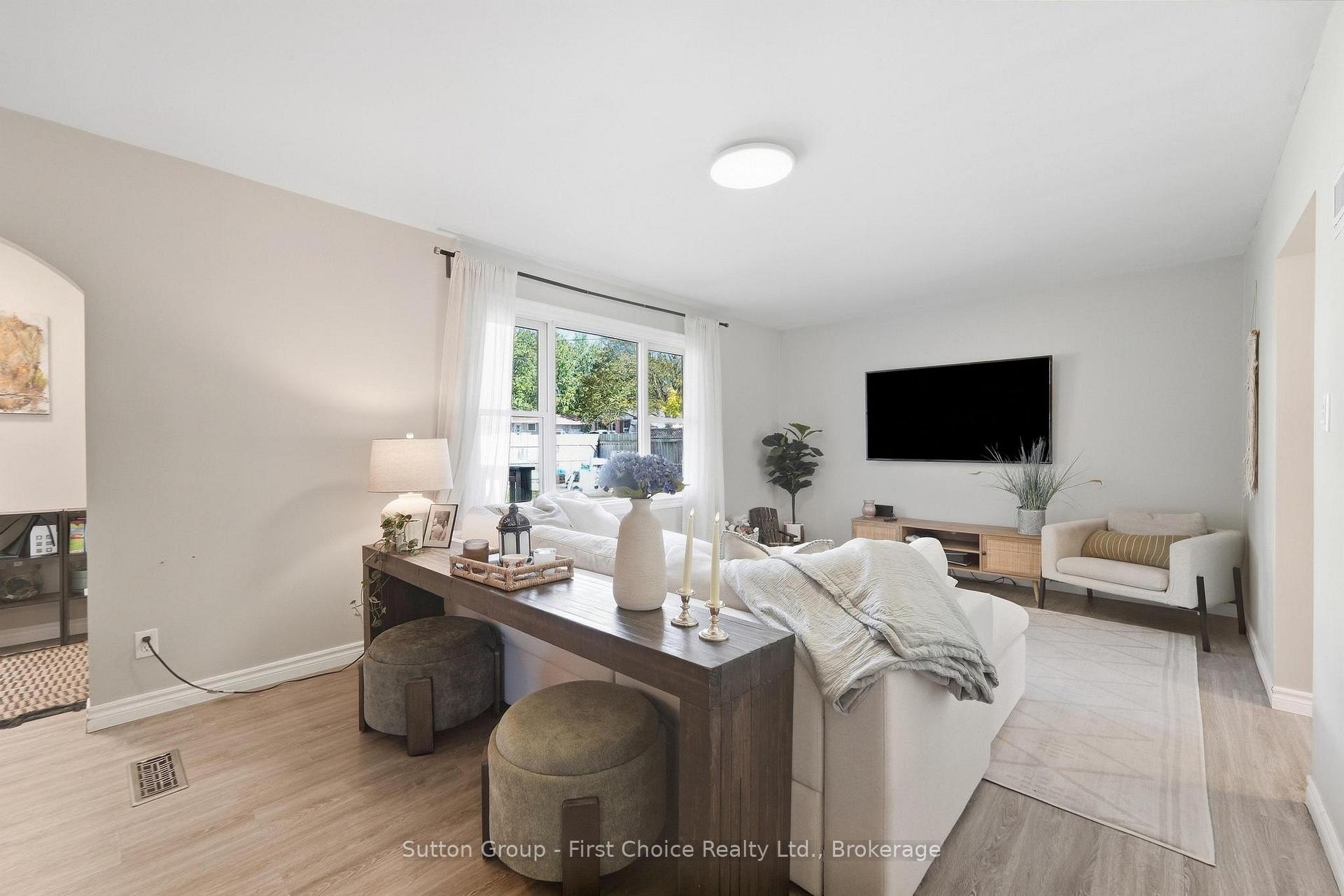 Photo 15 of 17 Regina Road, Huron East, Vanastra — HOMEH