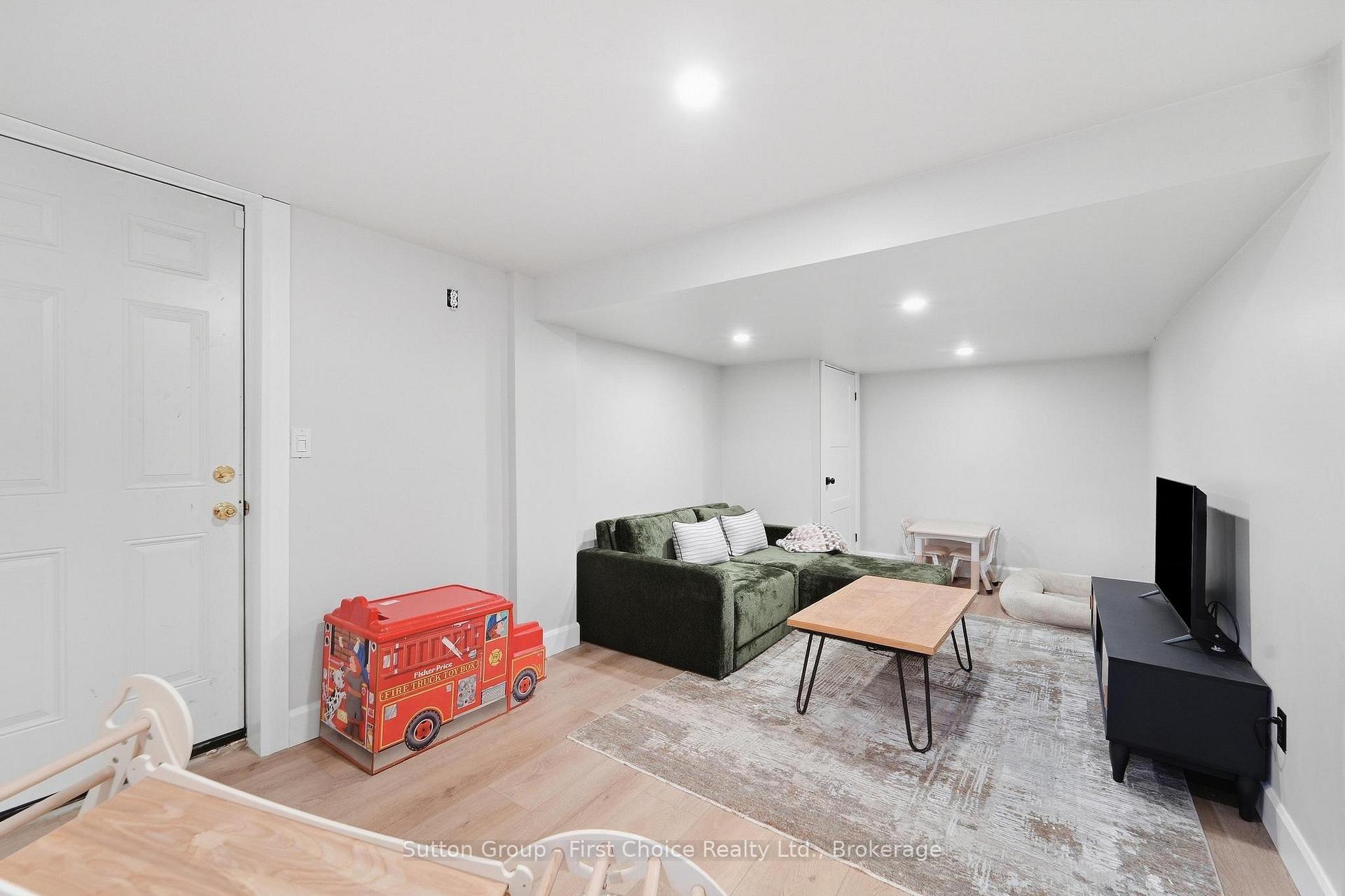 Photo 32 of 17 Regina Road, Huron East, Vanastra — HOMEH