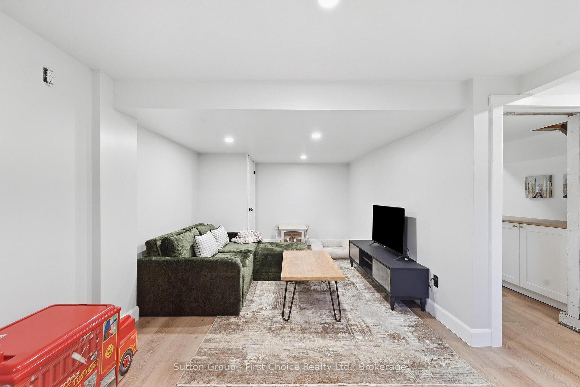 Photo 33 of 17 Regina Road, Huron East, Vanastra — HOMEH