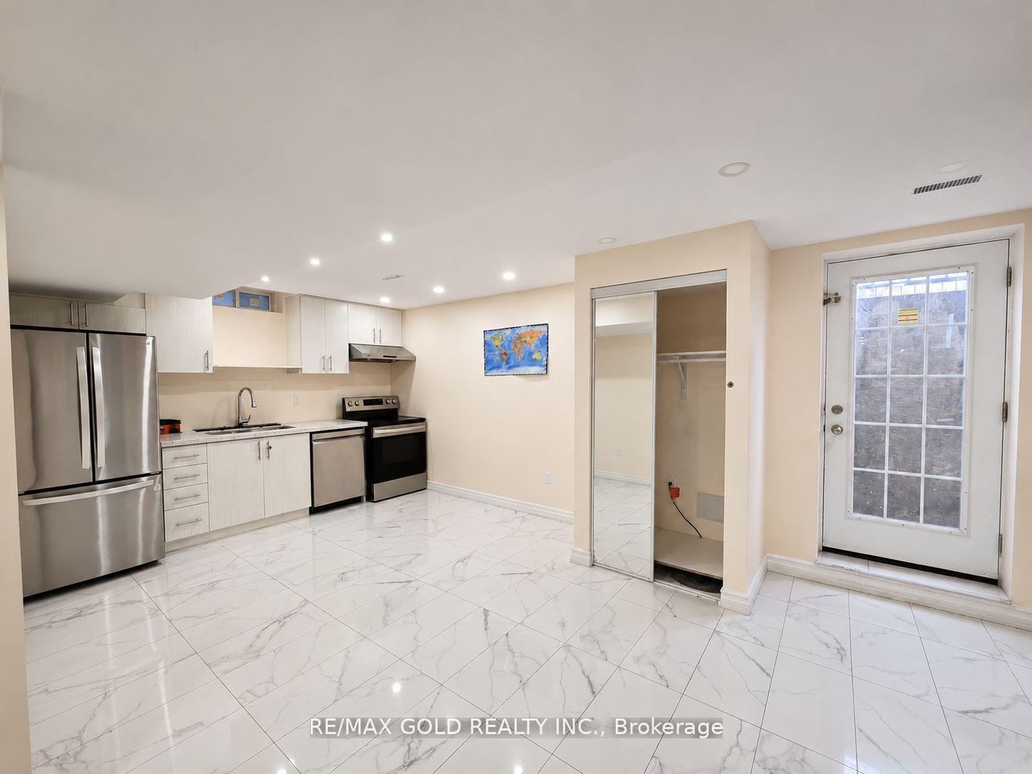 Photo 4 of 27 Brentwick Drive, Brampton, Credit Valley — HOMEH