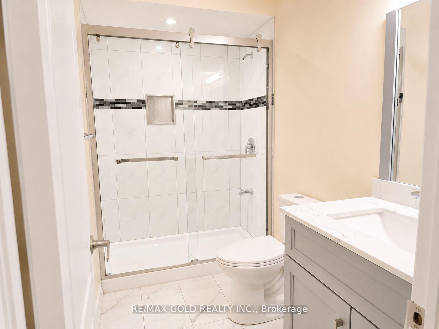 Photo 5 of 27 Brentwick Drive, Brampton, Credit Valley — HOMEH
